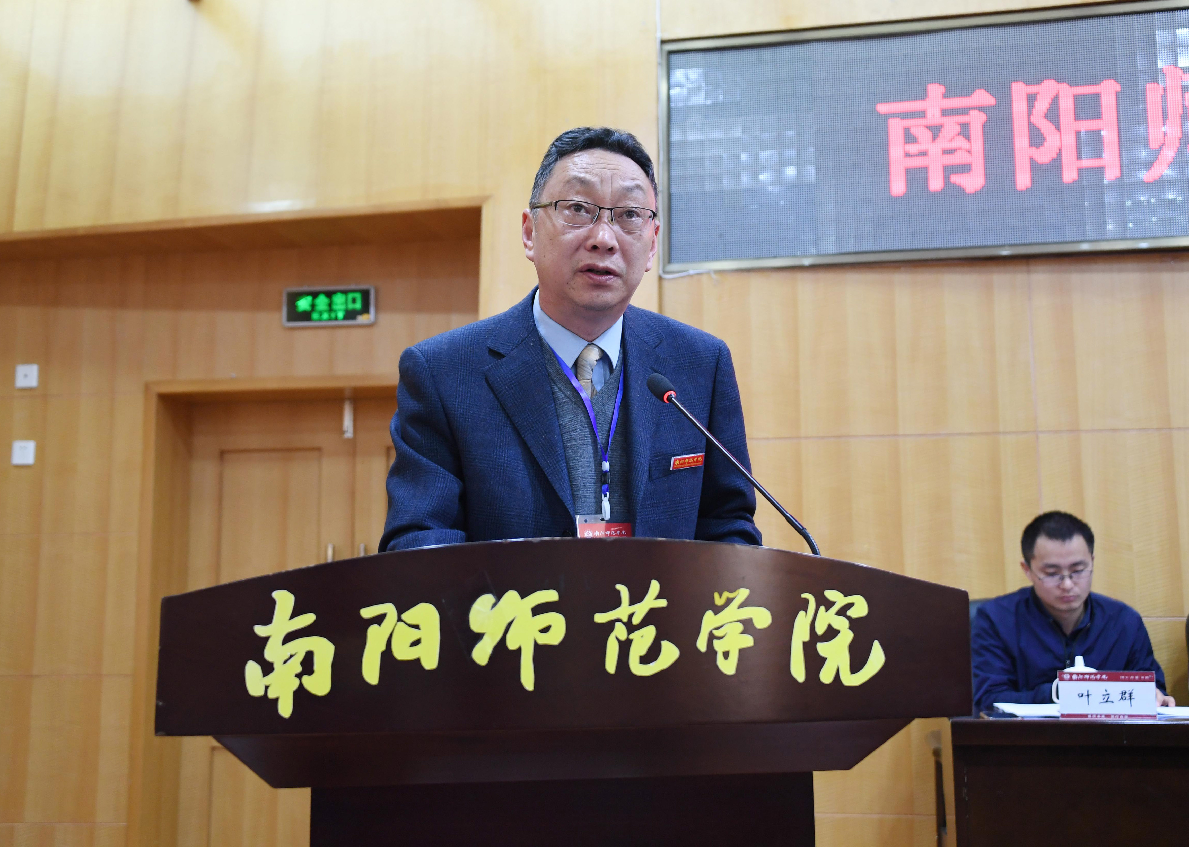 5副校长周旗同志作《南阳师范学院振兴本科教育实施方案》（讨论稿）说明.JPG
