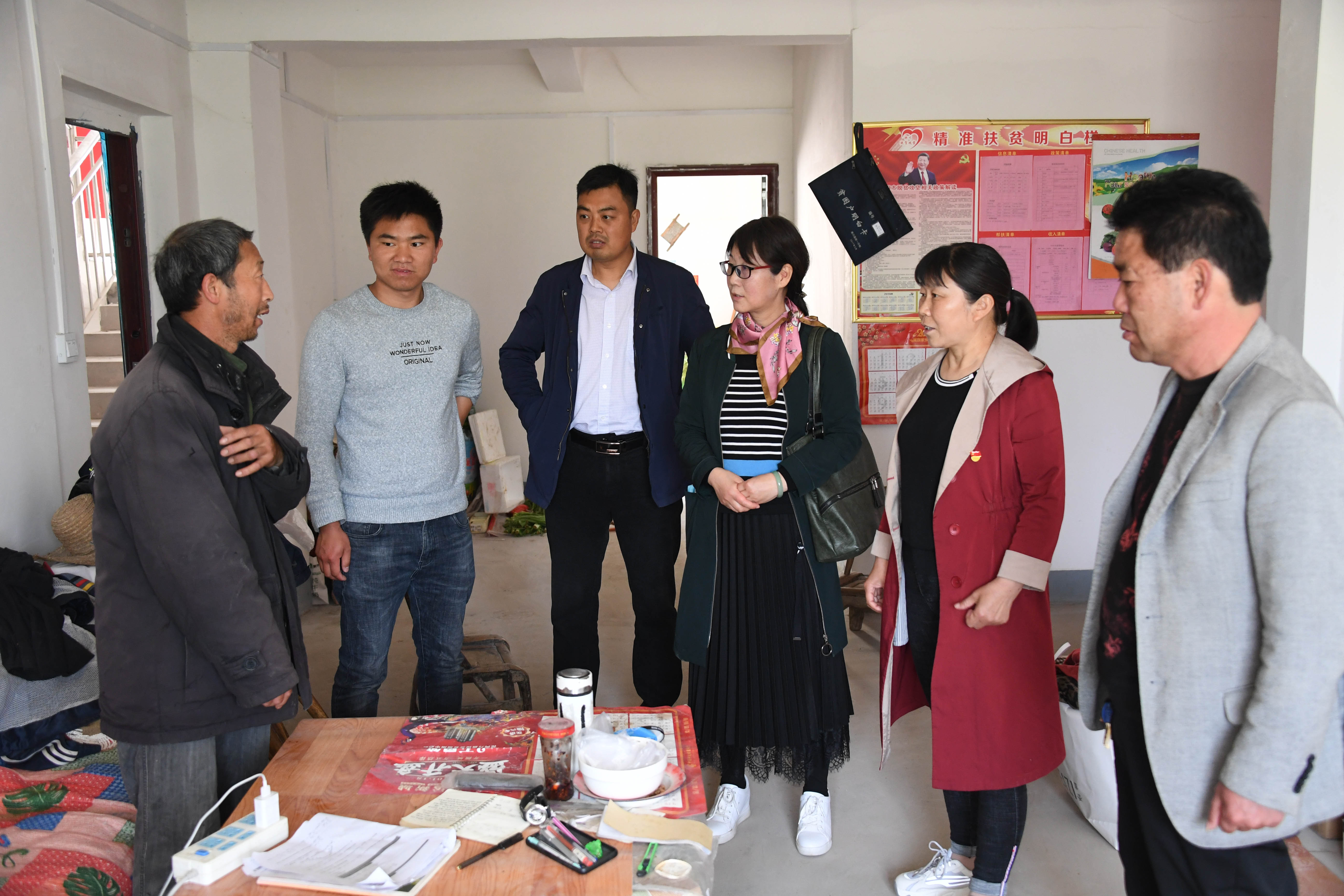 4一行人到贫困户家里进行慰问.jpg