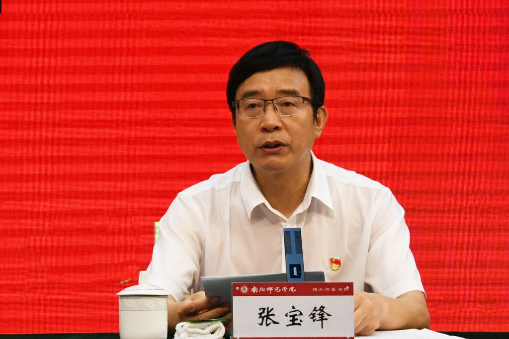 3.校长张宝锋主持会议.jpg