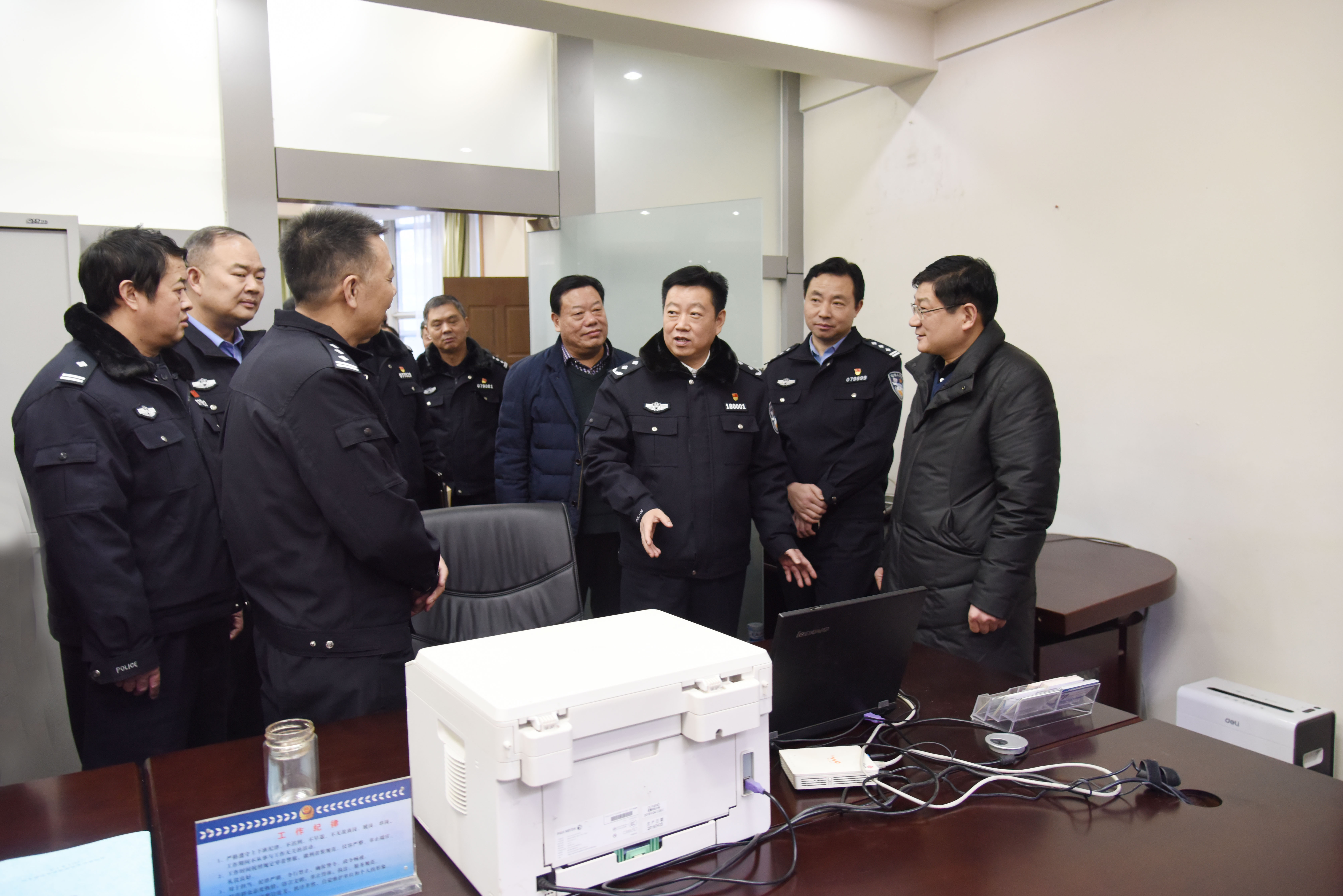 戚绍斌一行查看我校维稳安保基础设施建设情况.JPG