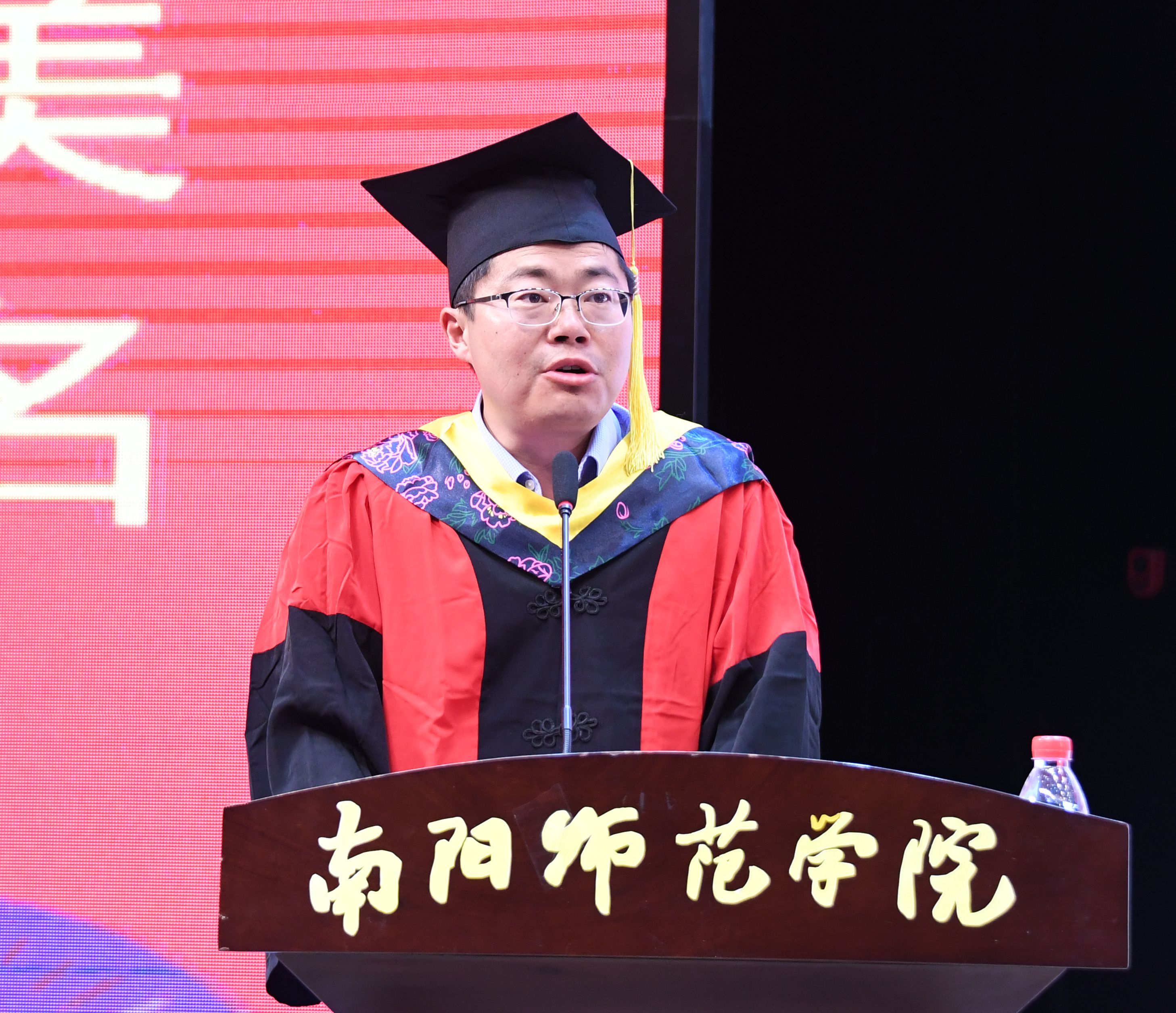 9教师代表土木建筑工程学院院长贾虎教授发言.jpg