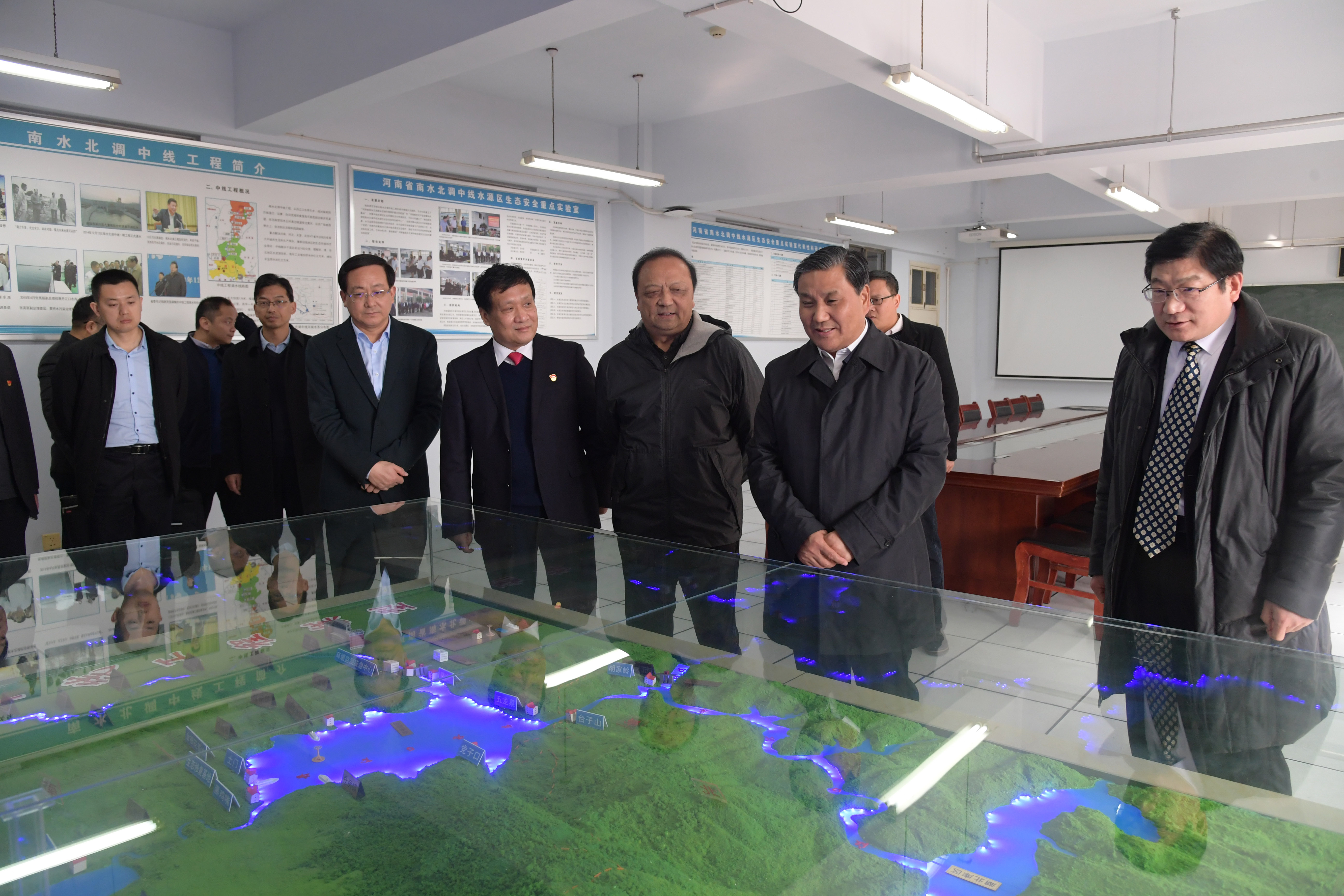 1视察南水北调中线水源区水安全河南省协同创新中心.JPG