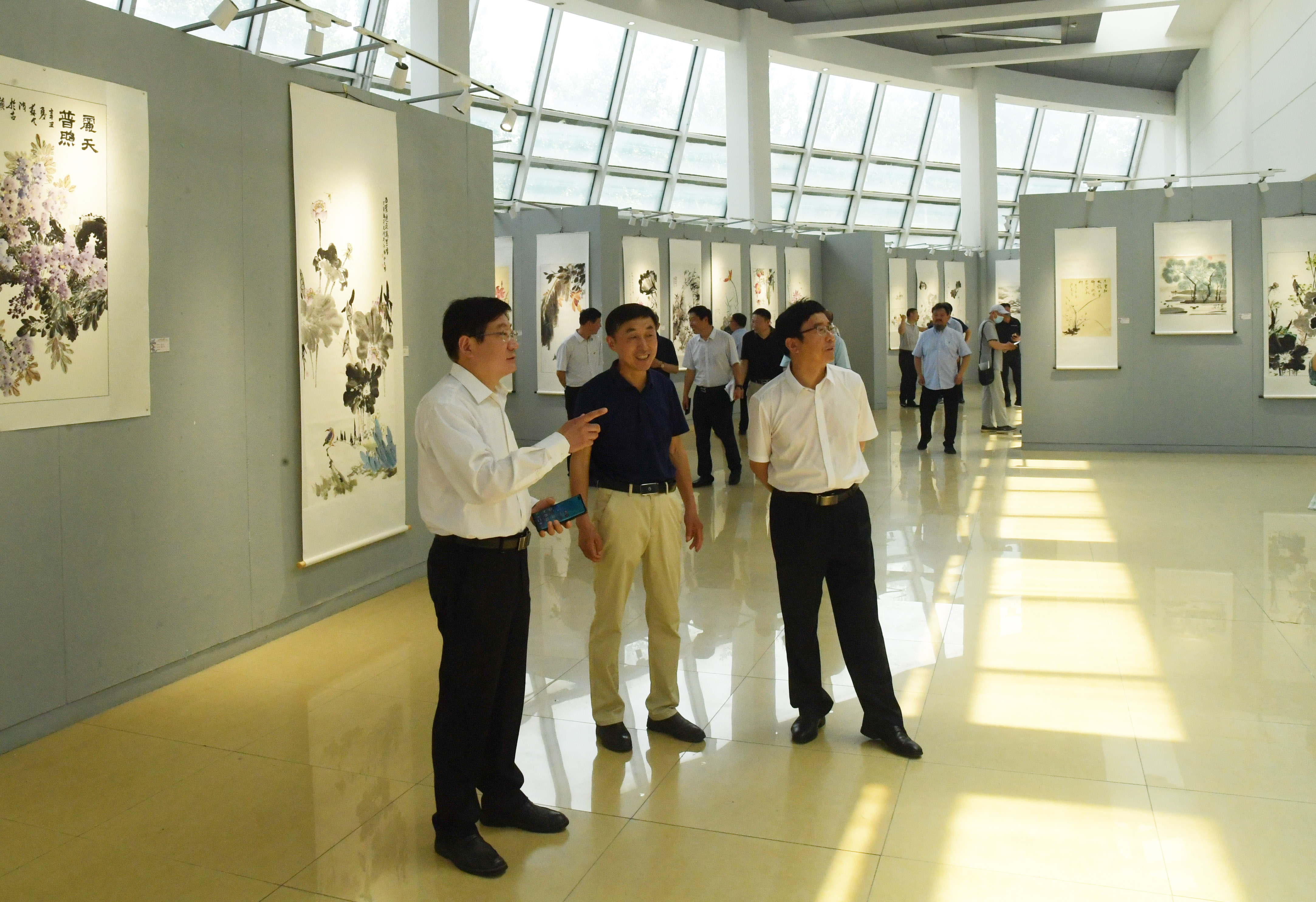 5.参观书画展.jpg