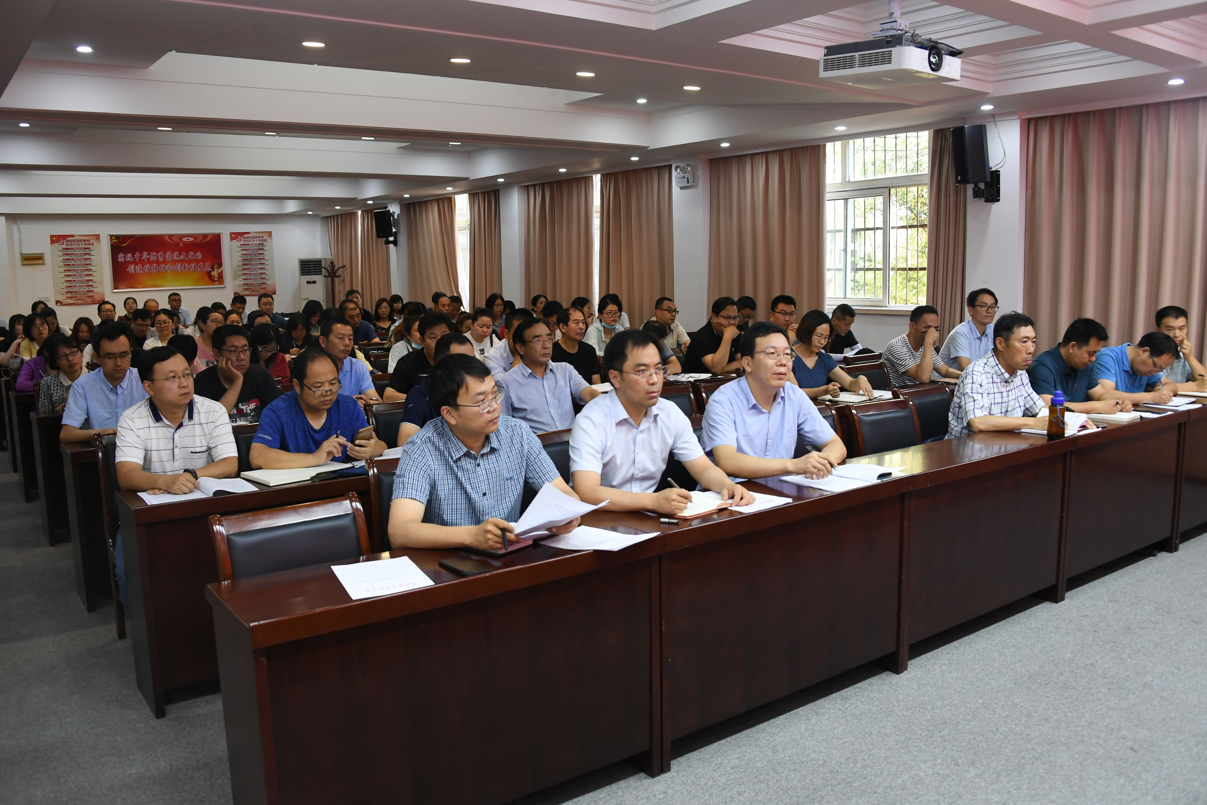 3.会议现场.jpg