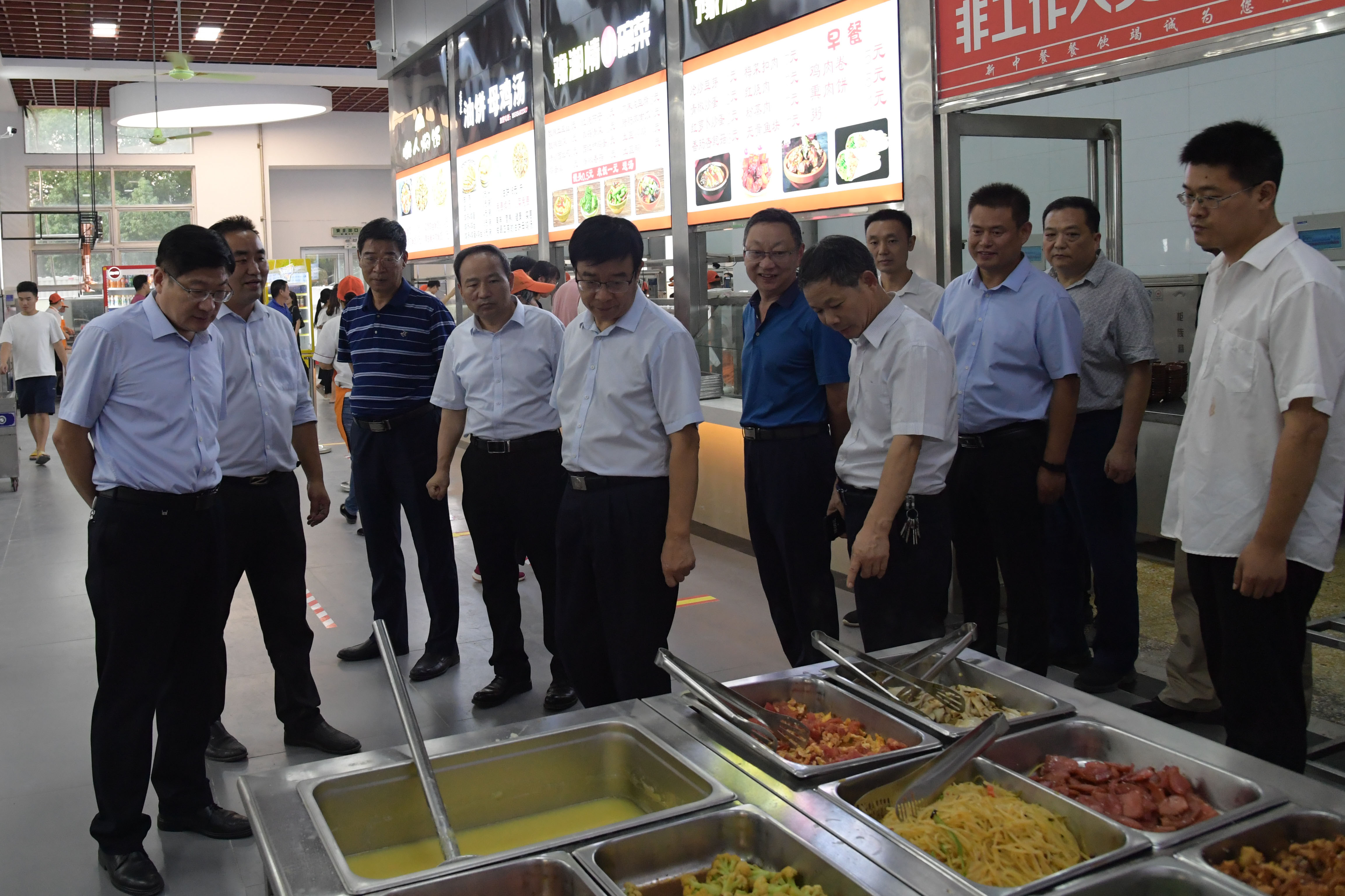 详细了解餐厅伙食情况.JPG