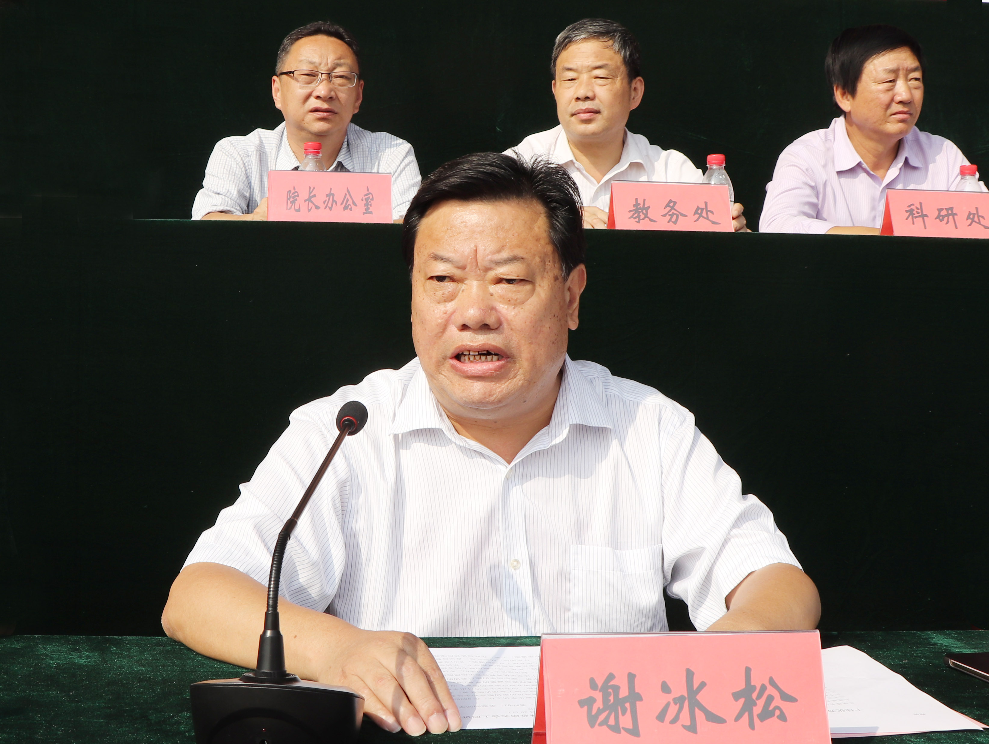 10副校长谢冰松作军训总结讲话.jpg