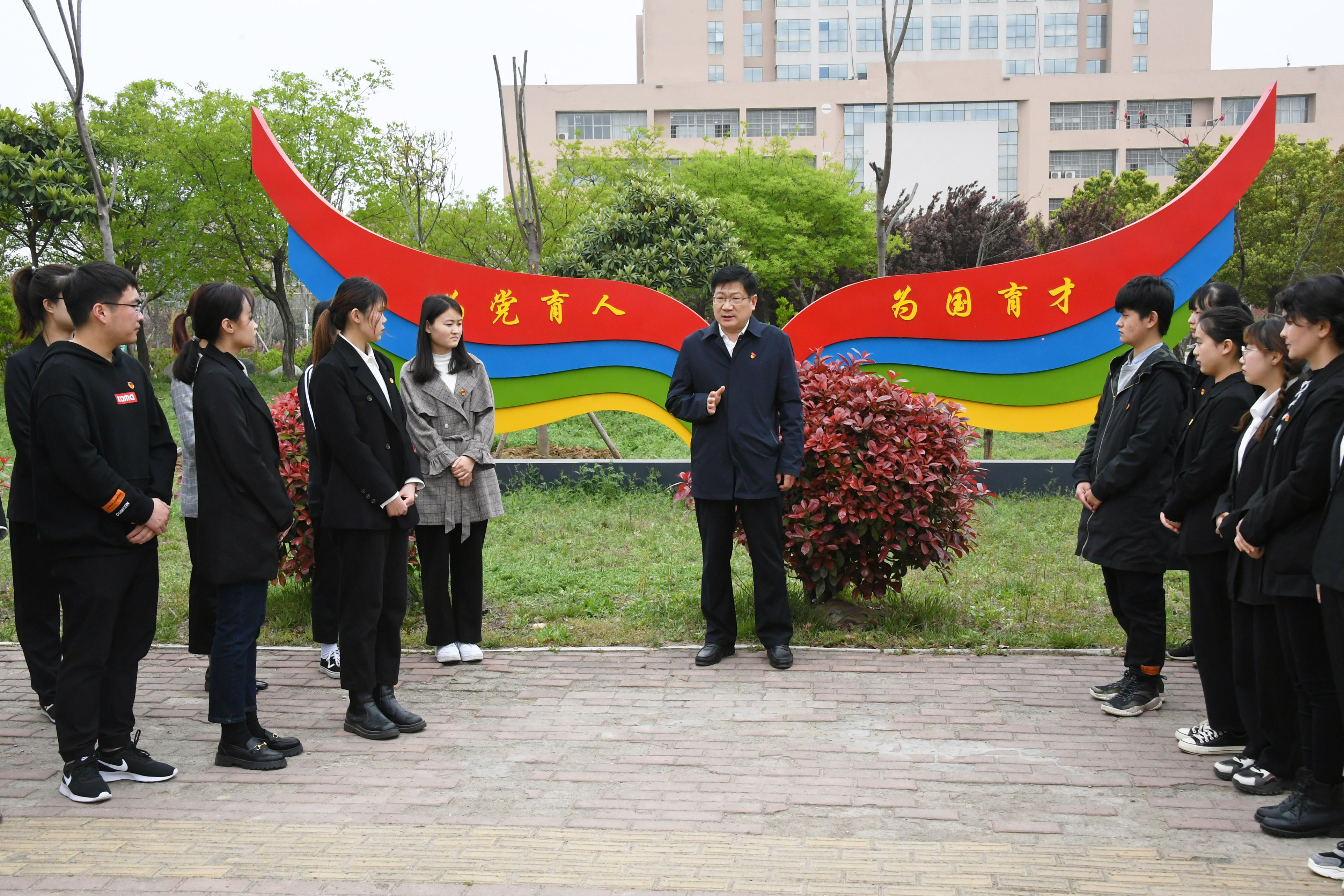 1校党委书记卢志文为青年马克思主义理论学习研究社团成员上主题微党课.jpg