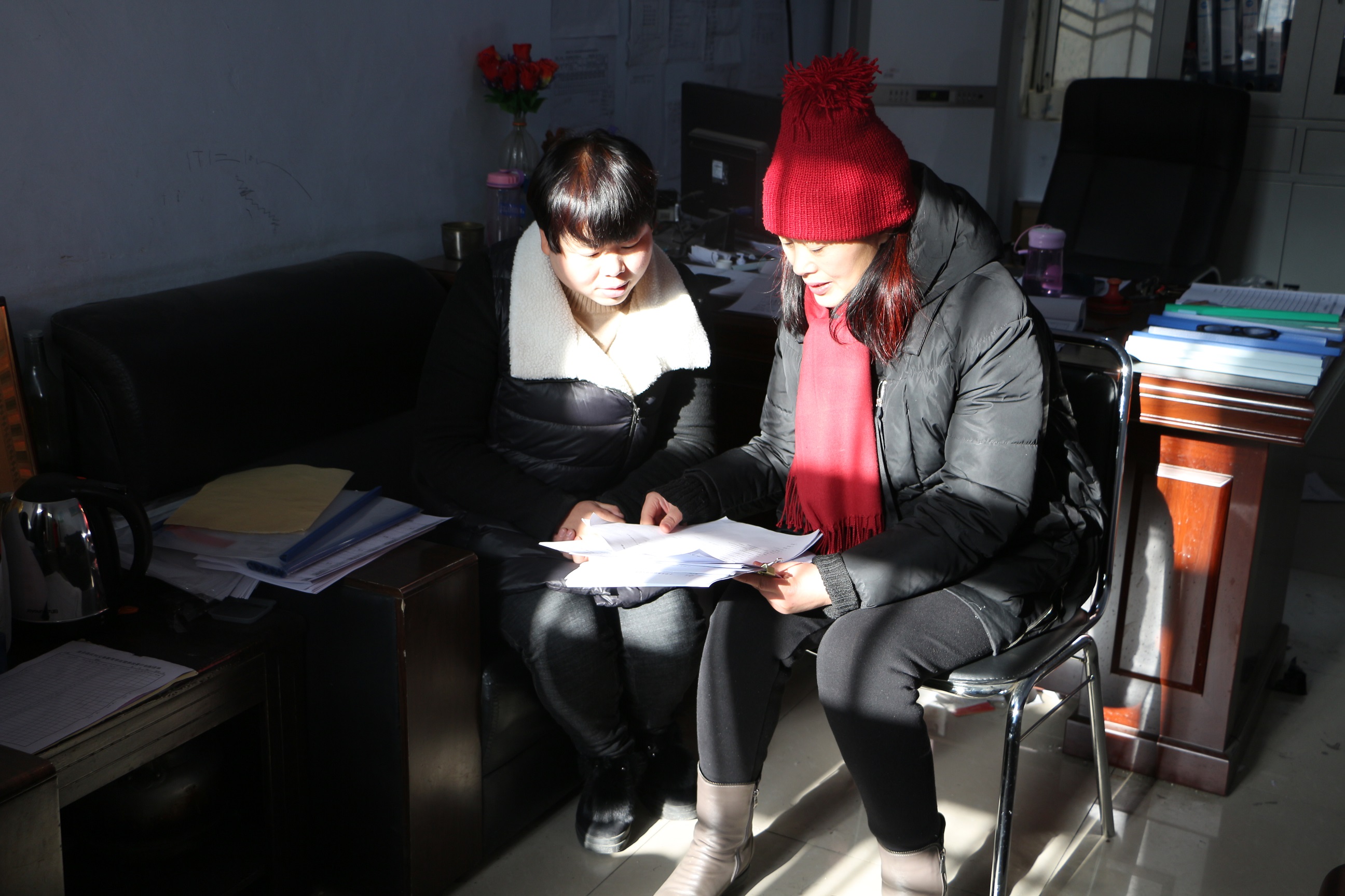 王晓红做《小学生家庭环境与心理健康调查问卷》.JPG