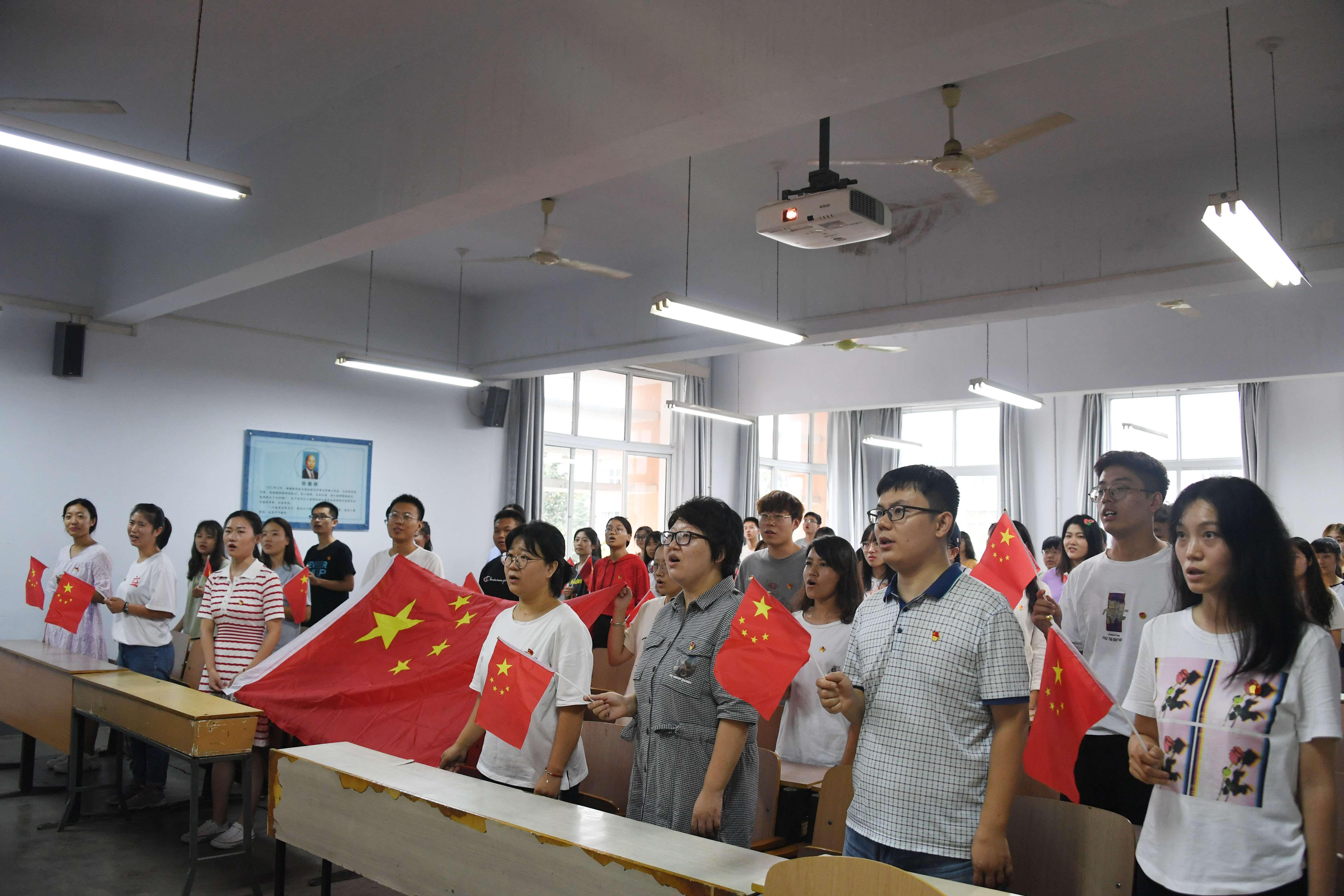 10.化学与制药工程学院开展“师生同唱一首歌”活动.JPG
