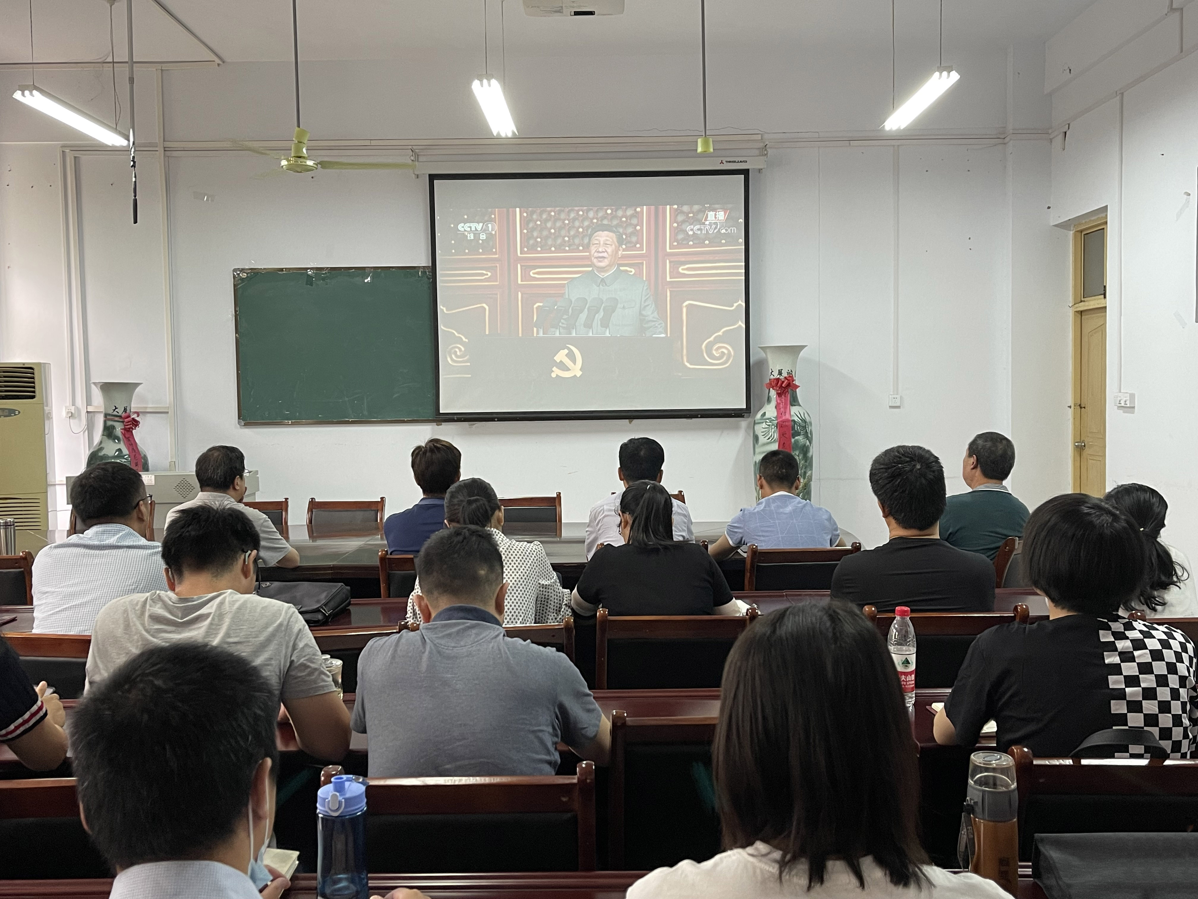 6.马克思主义学院组织收看庆祝中国共产党成立100周年大会直播.jpg