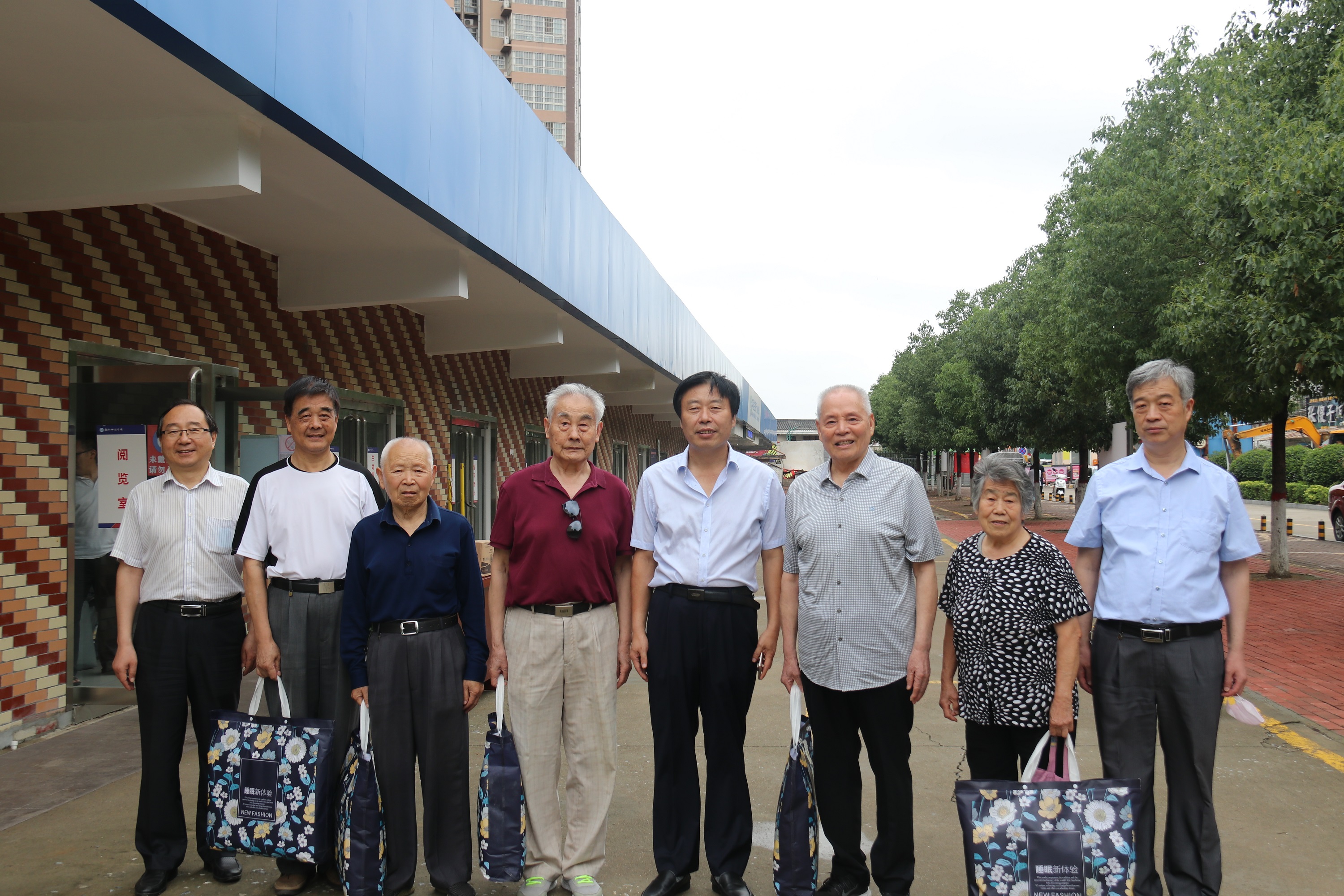 邵书峰、离退处负责同志与部分50年以上党龄老党员合影留念.jpg