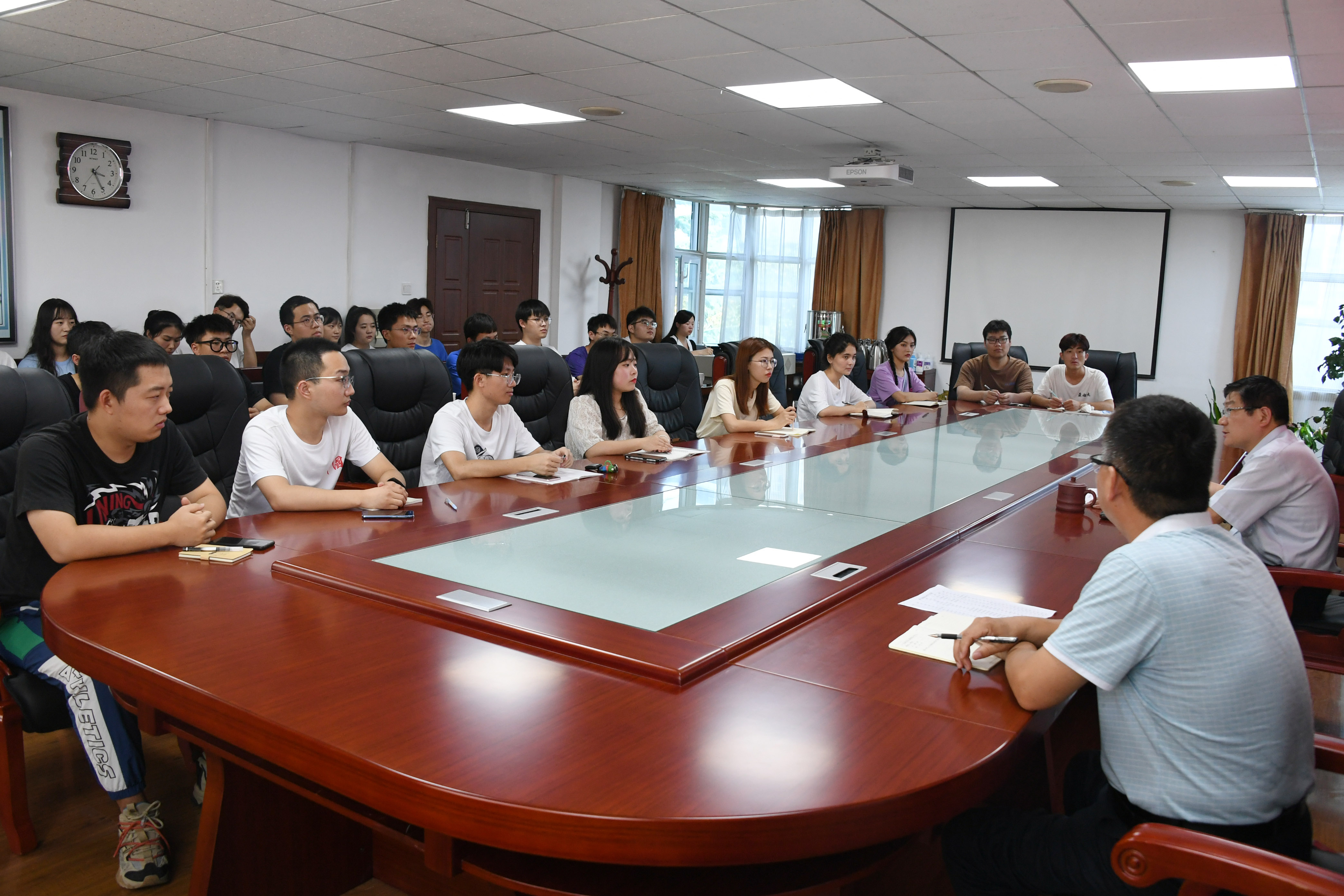 2.座谈会现场.jpg