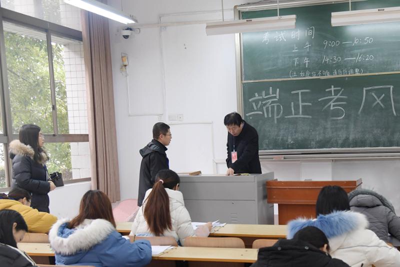 党委副书记邵书峰仔细了解考场情况.jpg