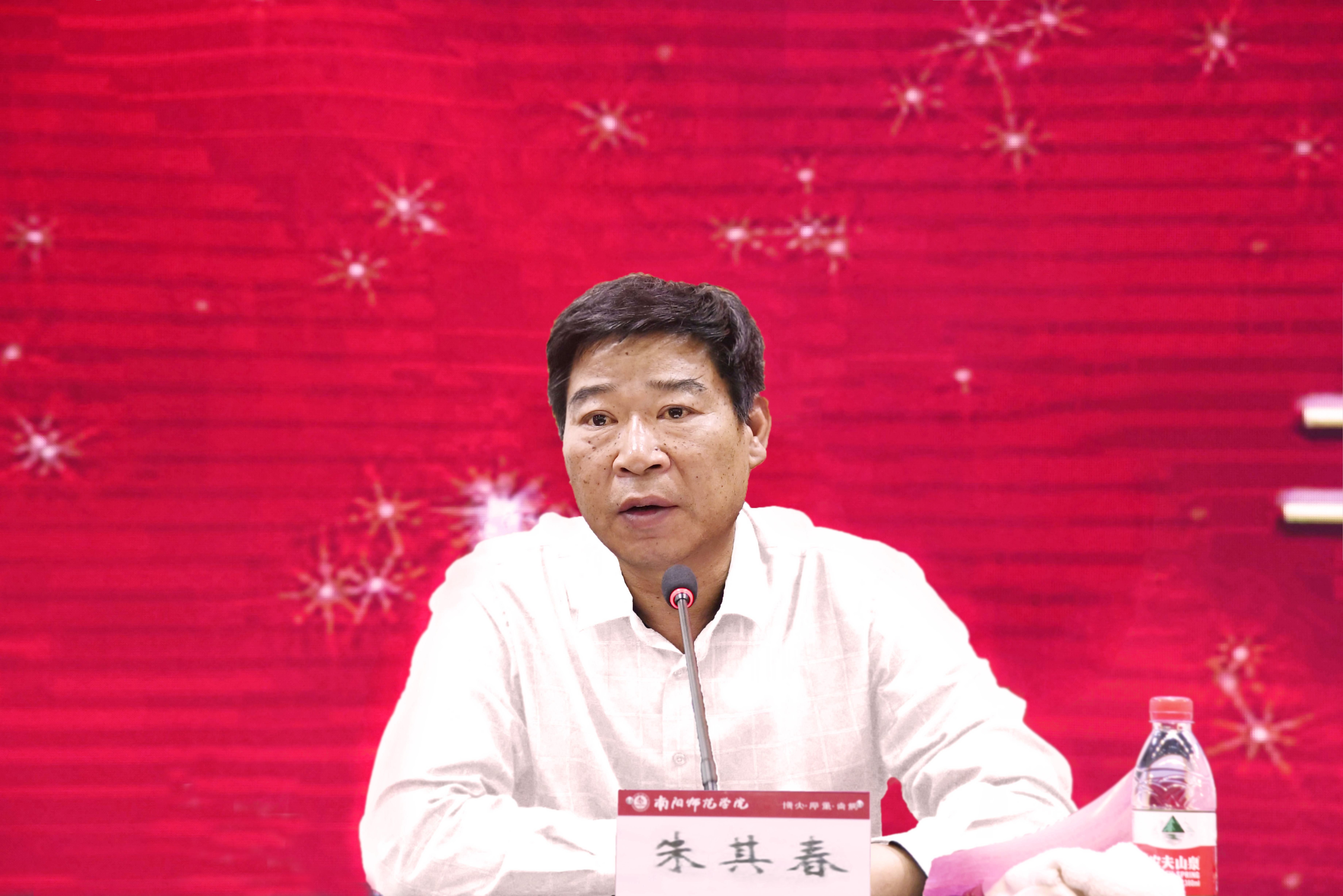 5工会主席朱其春宣读《关于对从事教育工作三十年及以上教职工颁发荣誉证书及纪念章的决定》.jpg