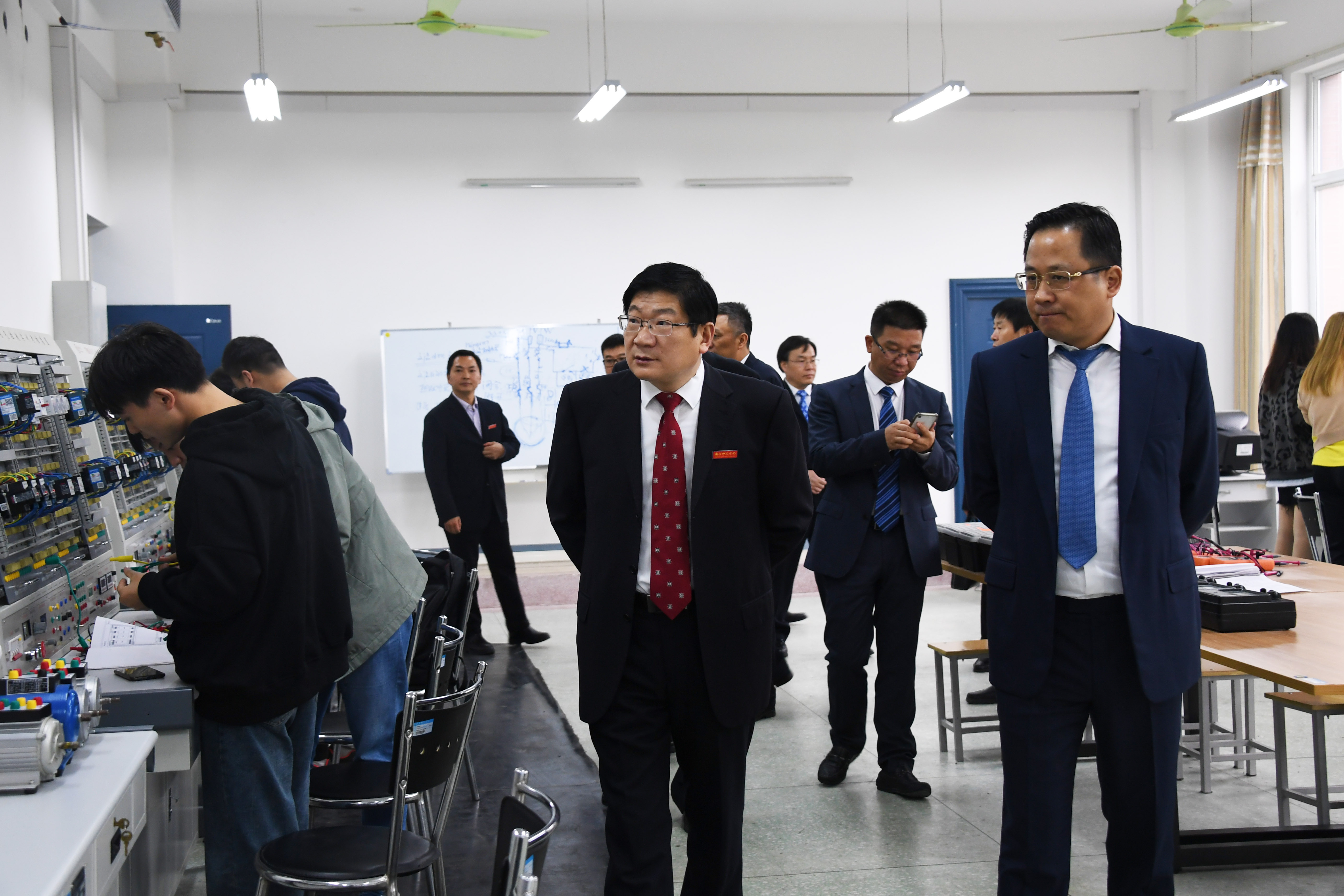 9参观调研校内相关科研实验平台.jpg