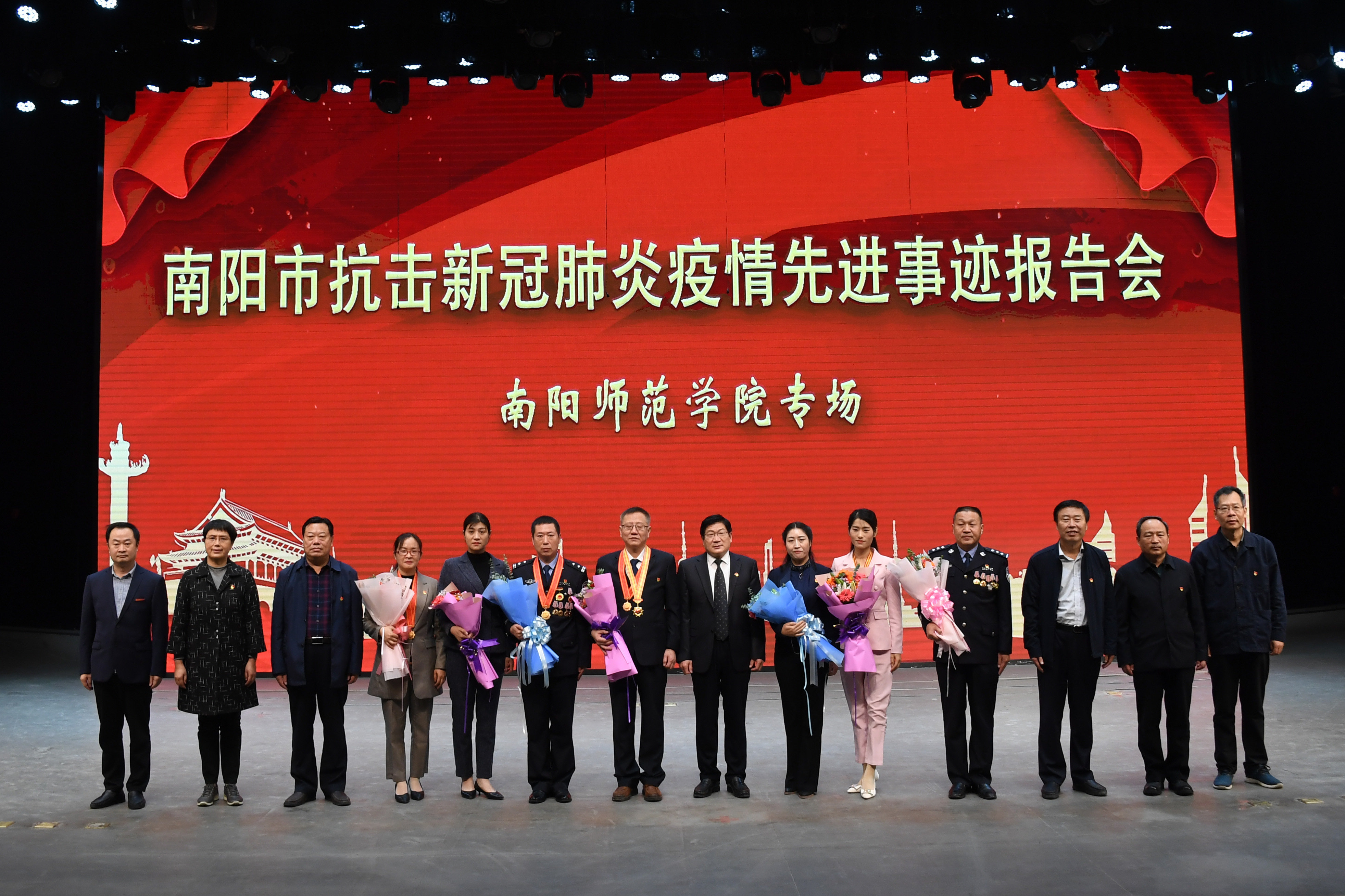 16合影.JPG