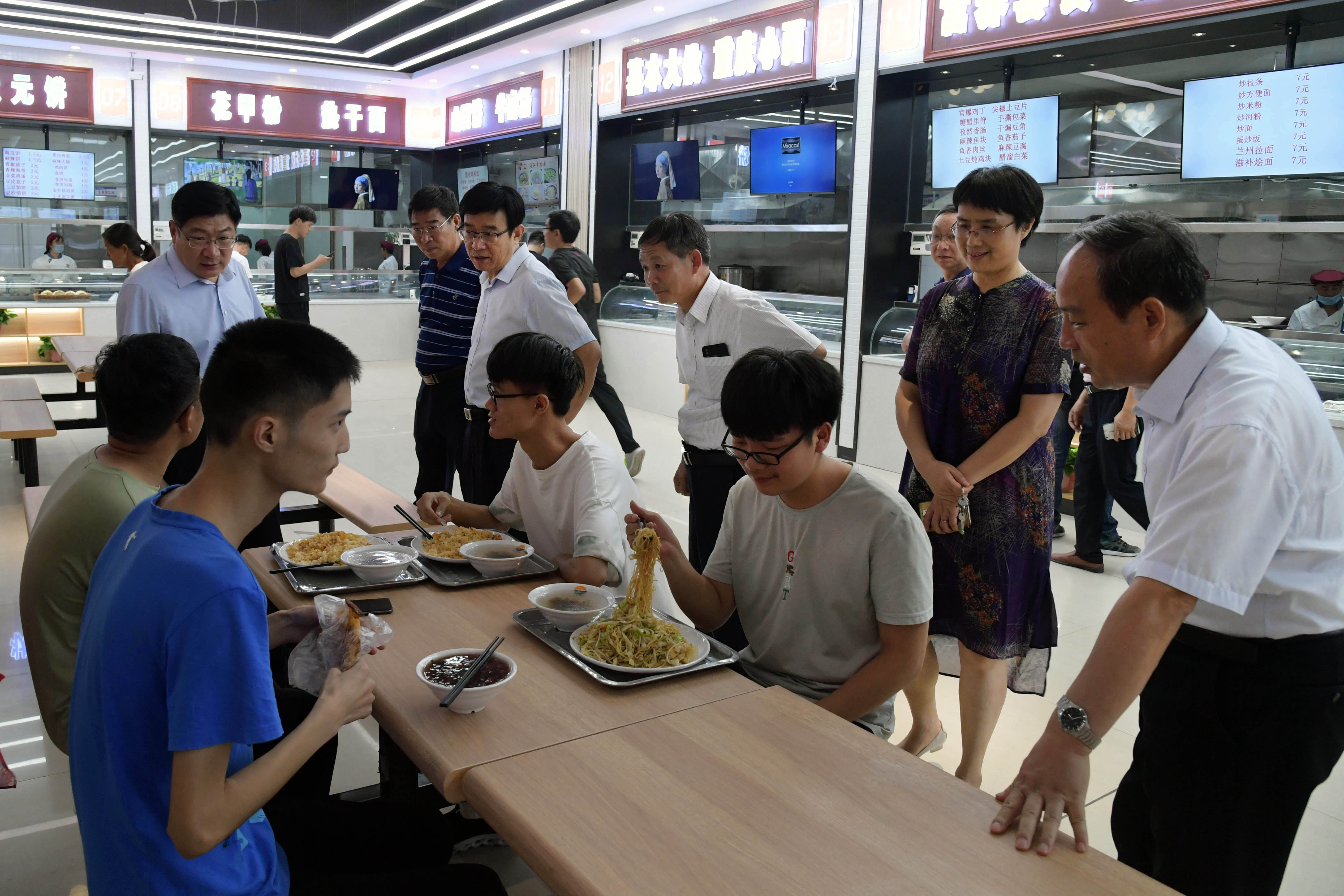 关心学生饮食情况.JPG