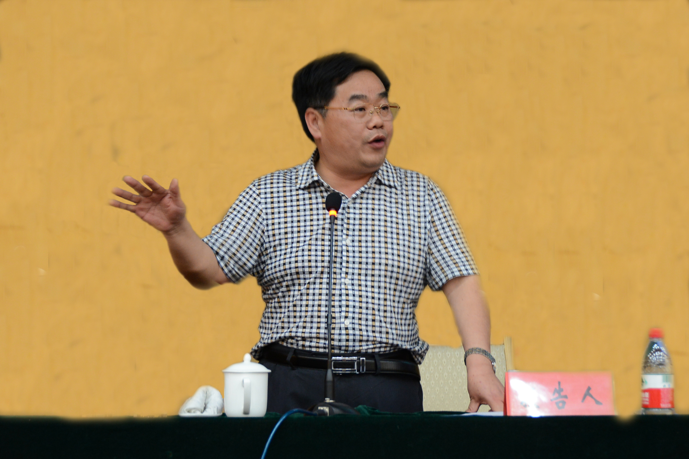 3南阳金牛彩印集团有限公司董事长贾小平作报告.jpg