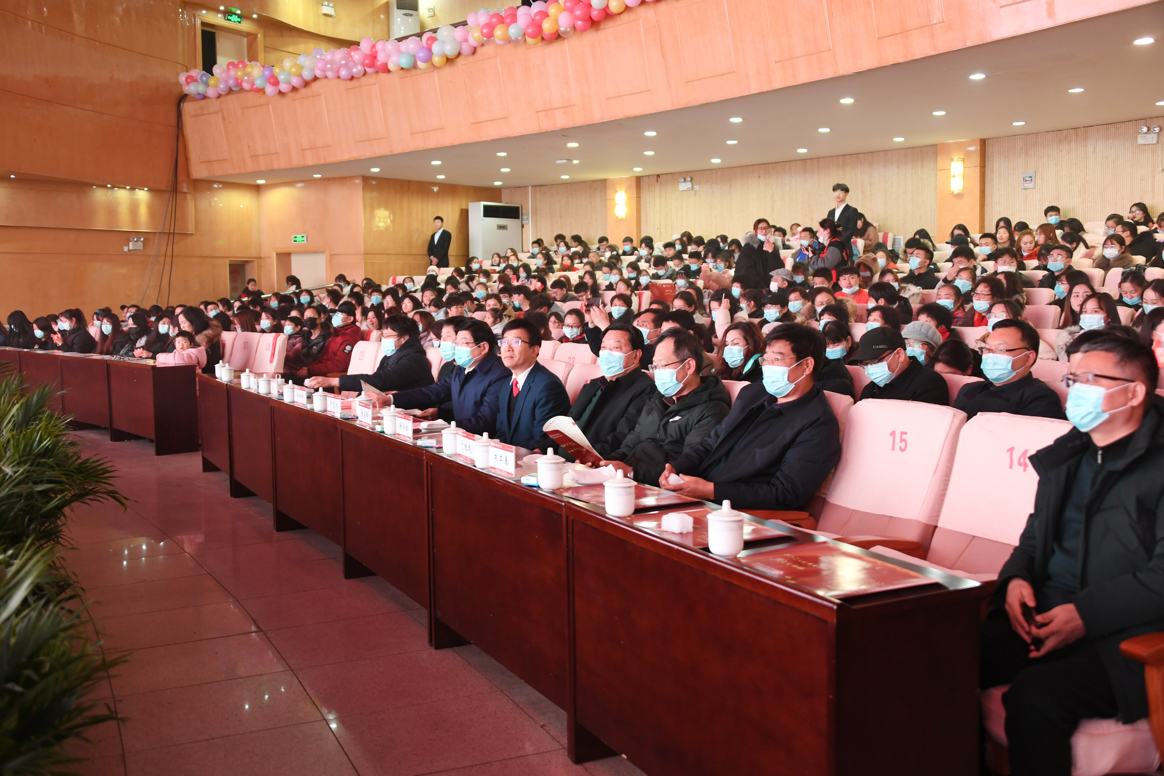 6.新年文艺晚会现场.jpg