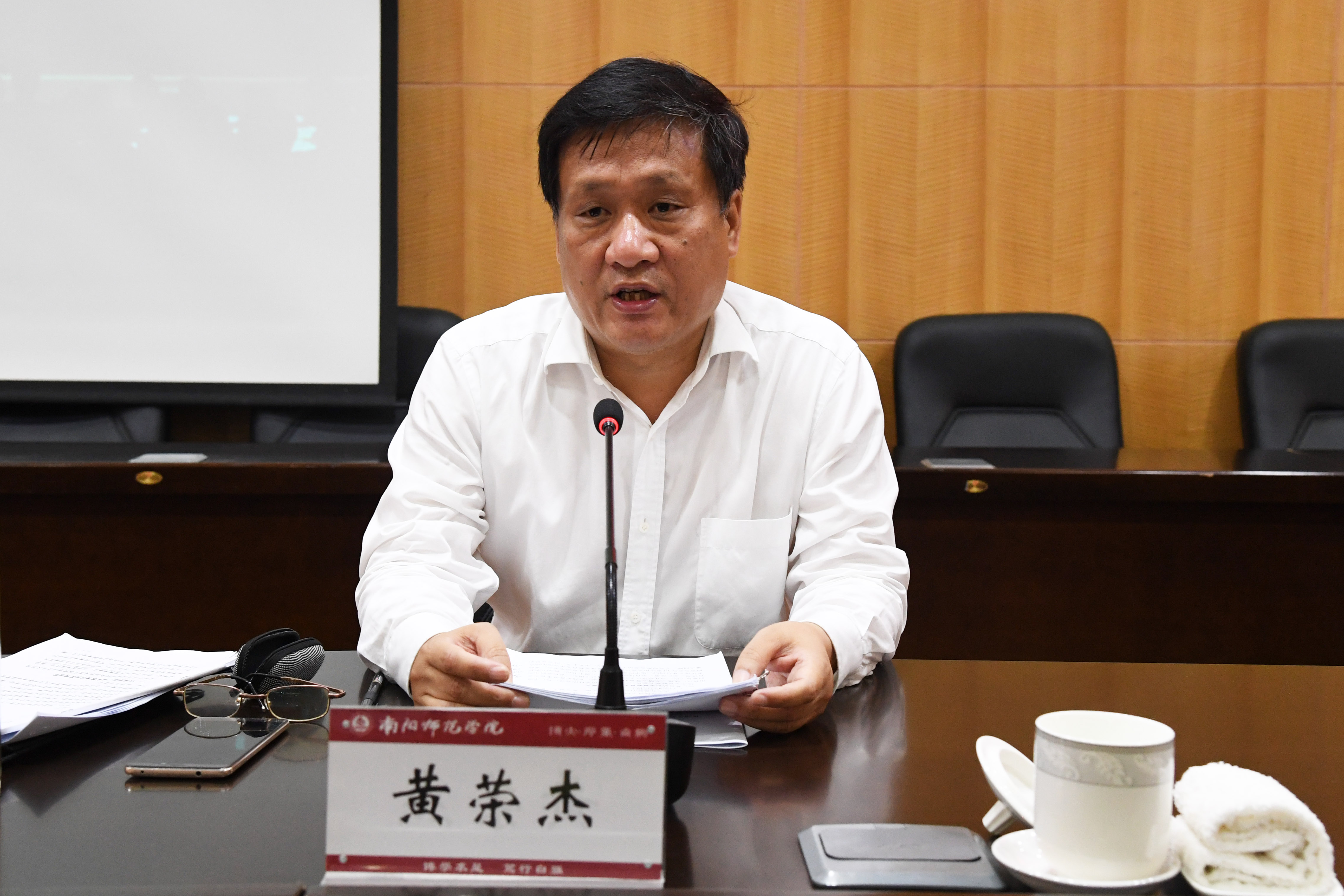 2全省教育系统学习宣传贯彻全省教育大会精神“百人宣讲团”成员、校党委书记黄荣杰出席会议作学习贯彻全省教育大会精神首场宣讲报告.jpg