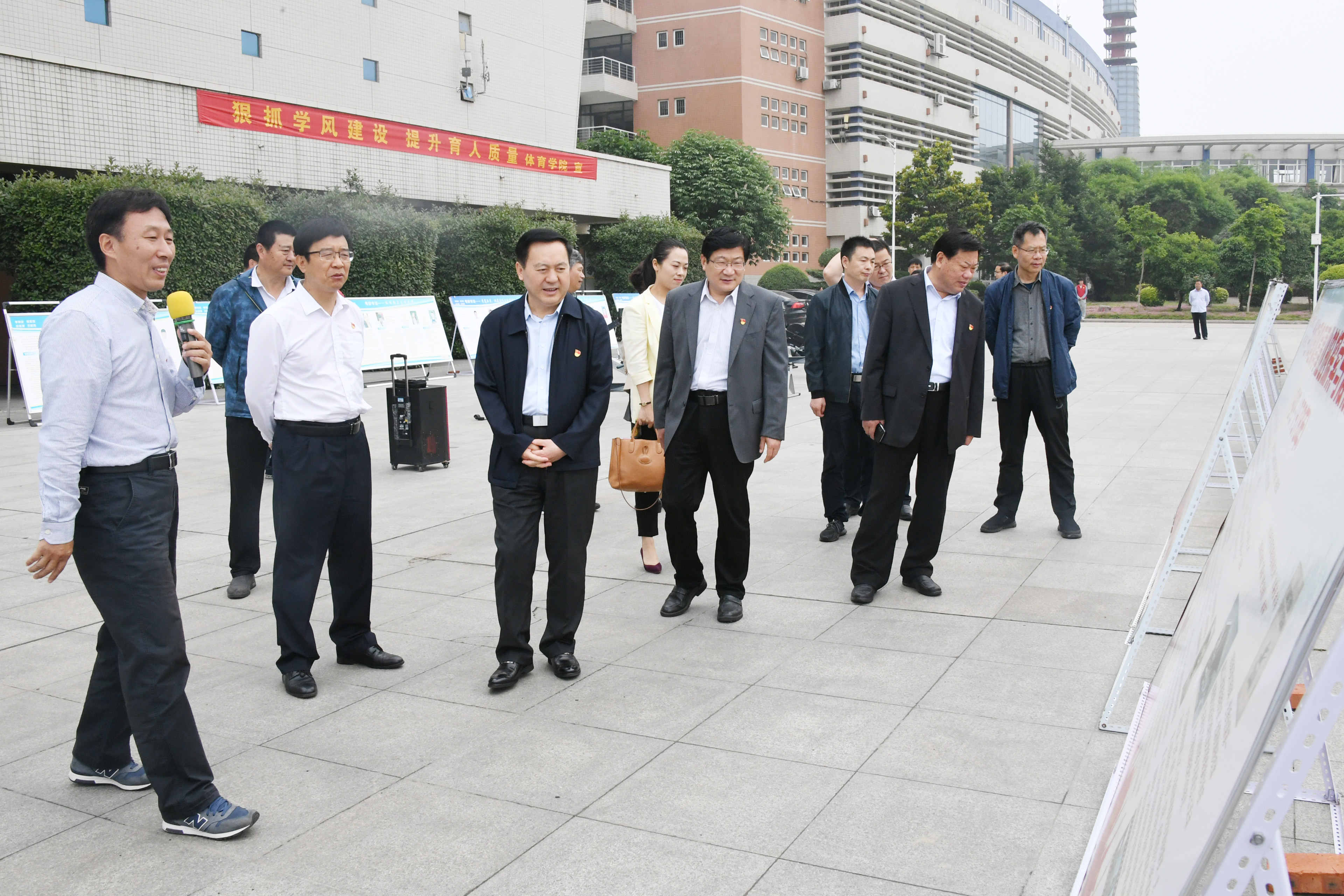 7在体育馆东广场参观体育学院主题展示.jpg