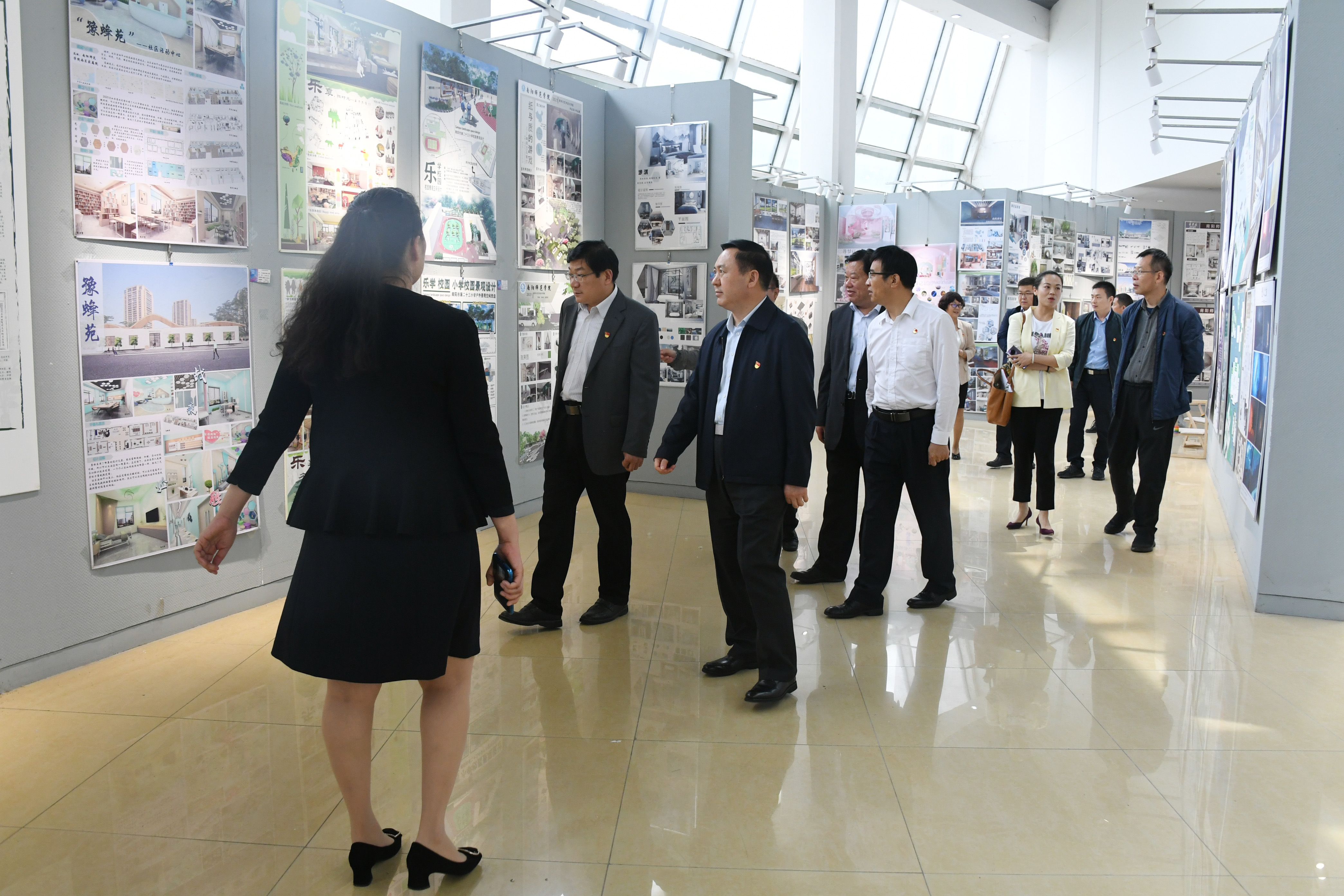 6在美术馆参观毕业生作品展.jpg