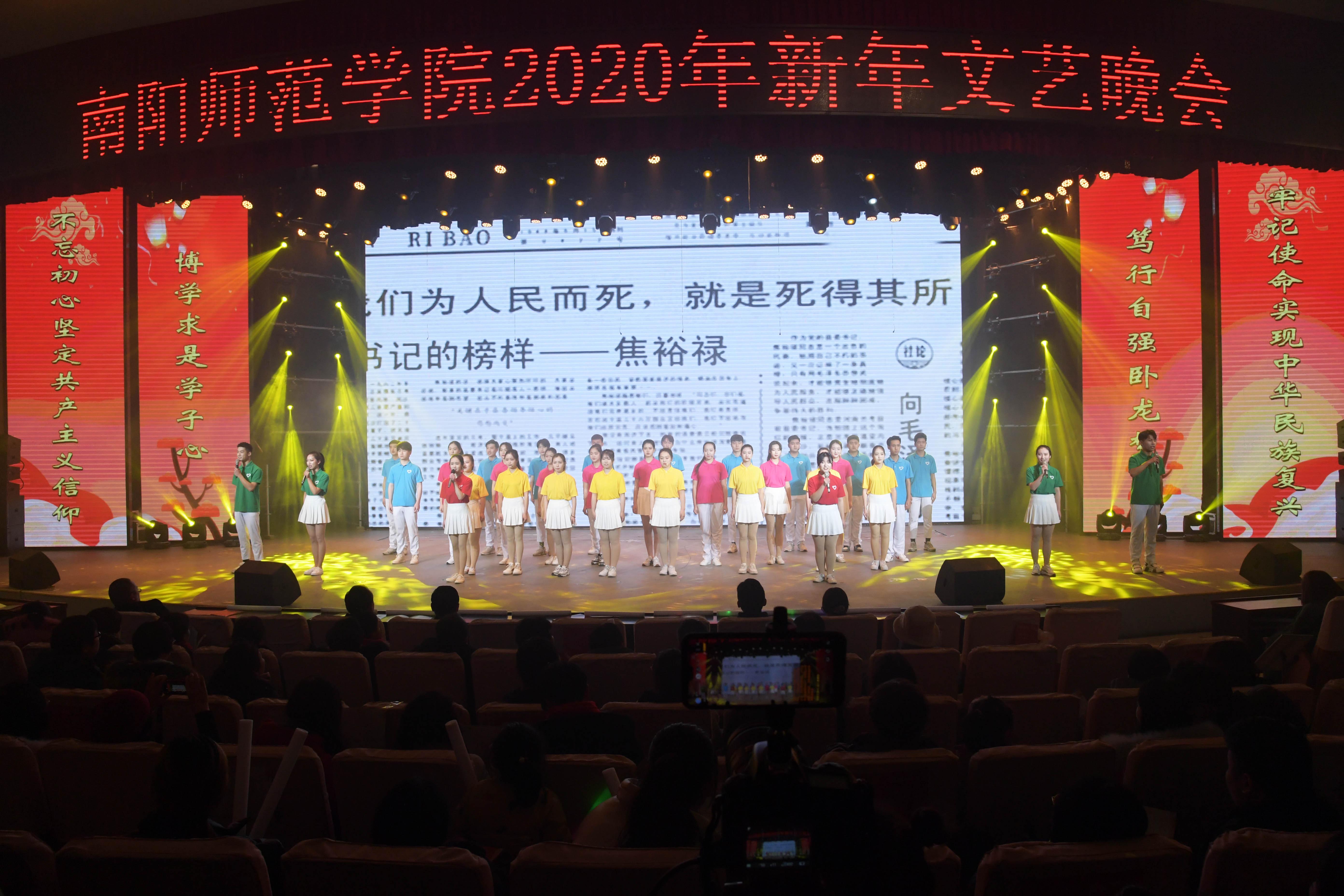 6新闻与传播学院表演的朗诵《桐花处处香》.jpg