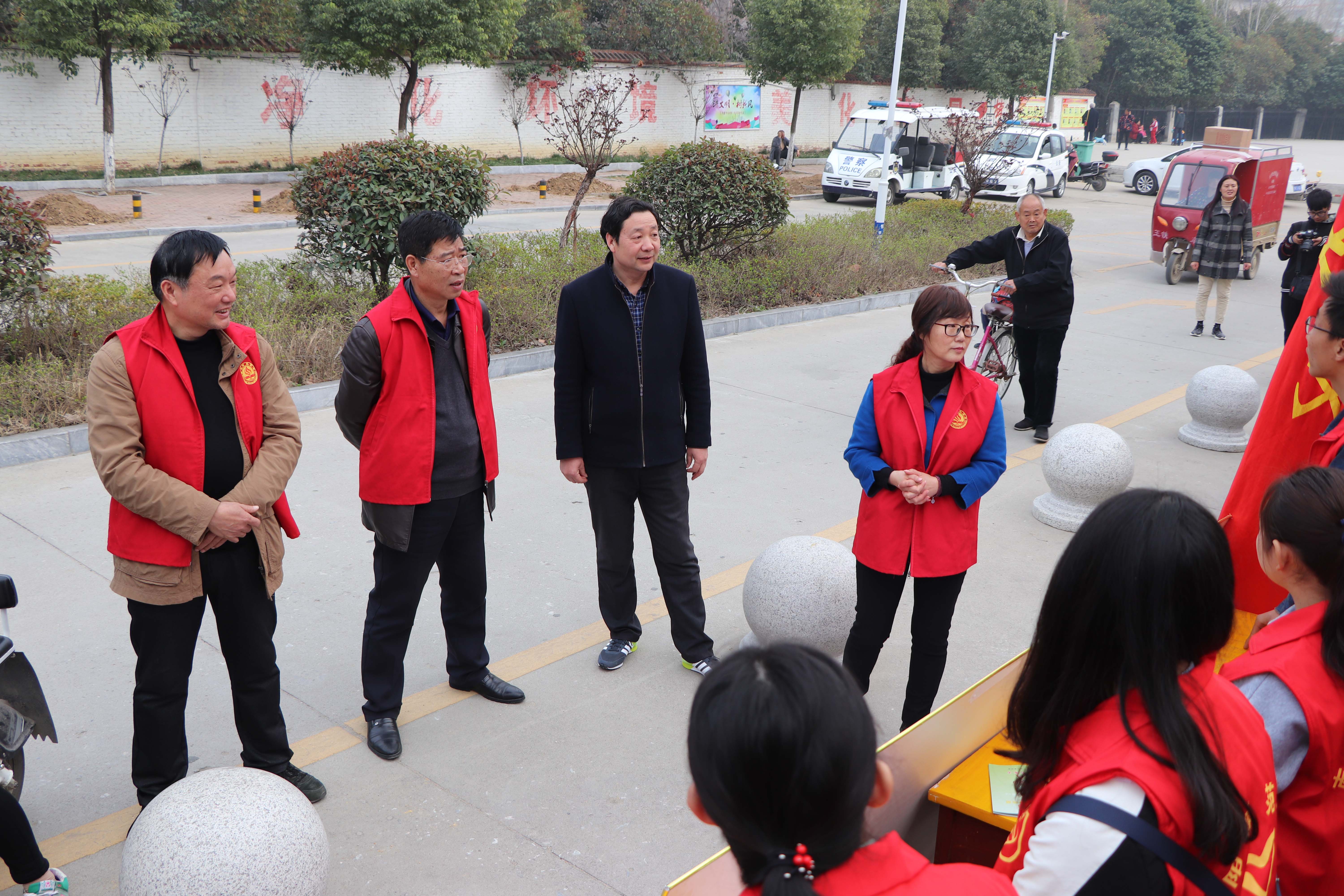 1工会主席朱其春来到现场慰问志愿者.jpg