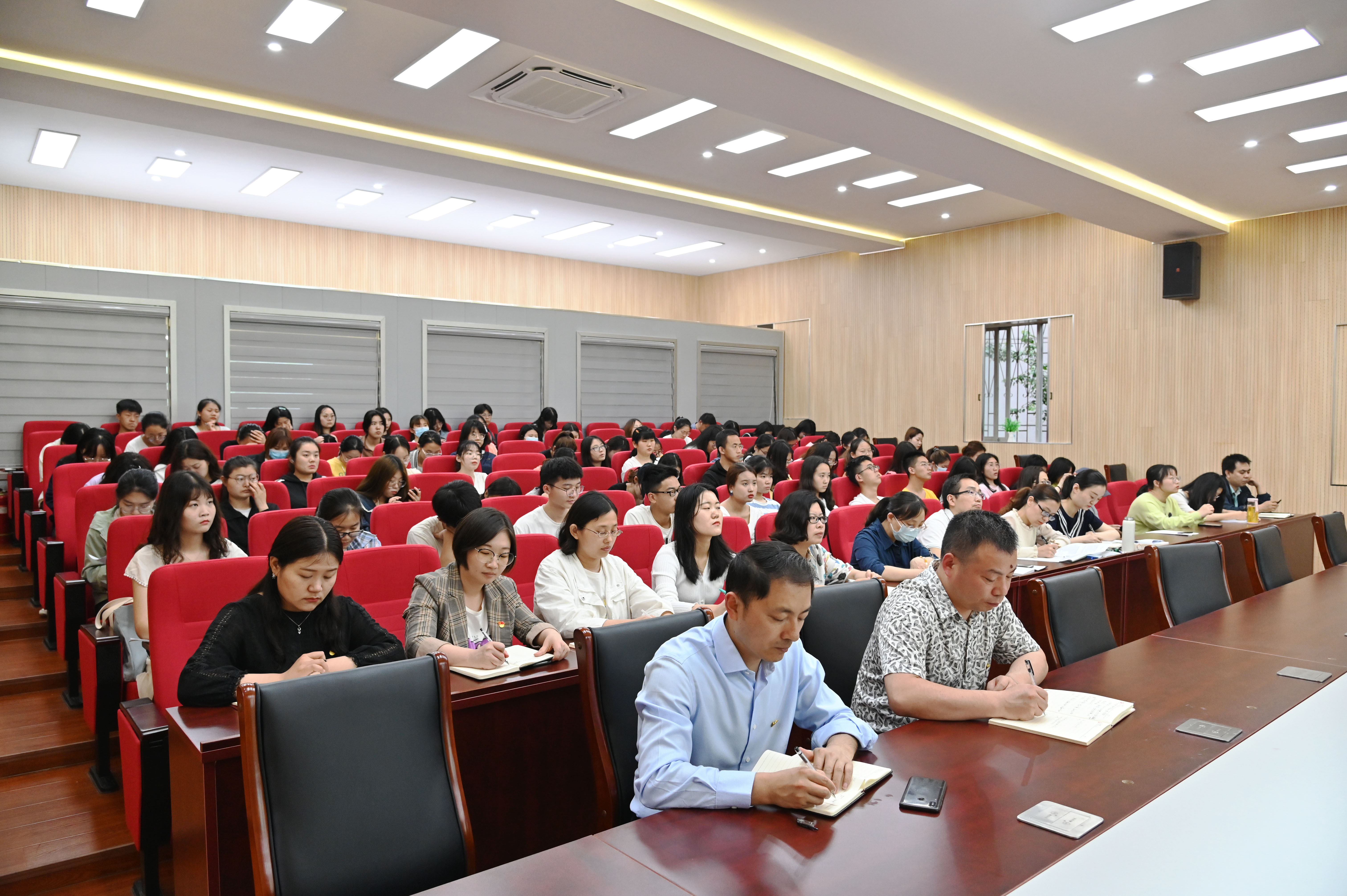 3报告会现场.jpg