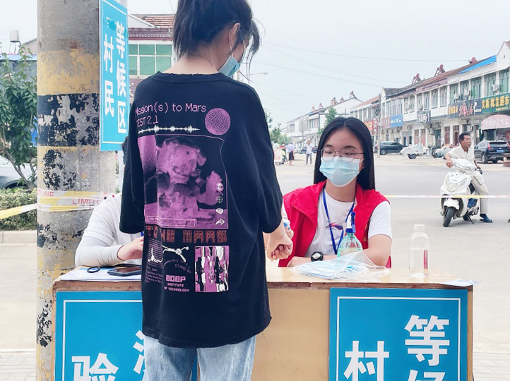 1.邵菲茹同学参与疫情防控志愿服务活动.jpg