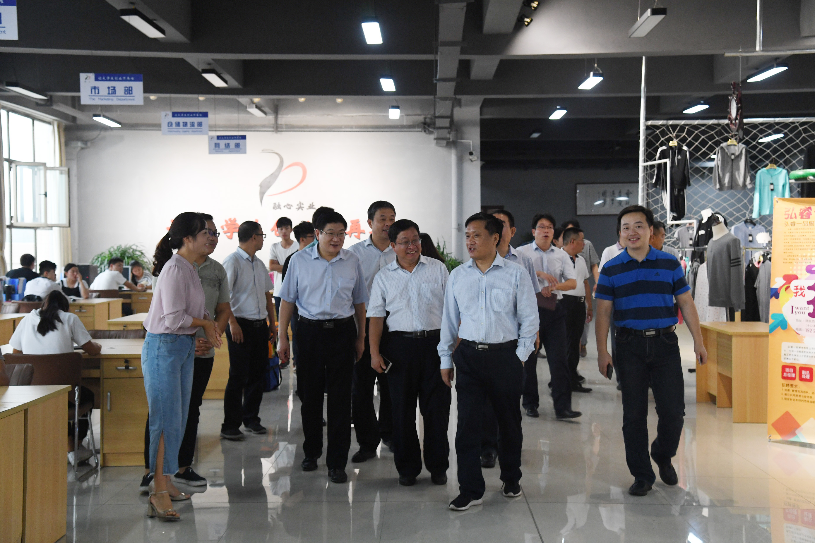 7专家组实地考察我校大学生创业代表融心创客平台.JPG