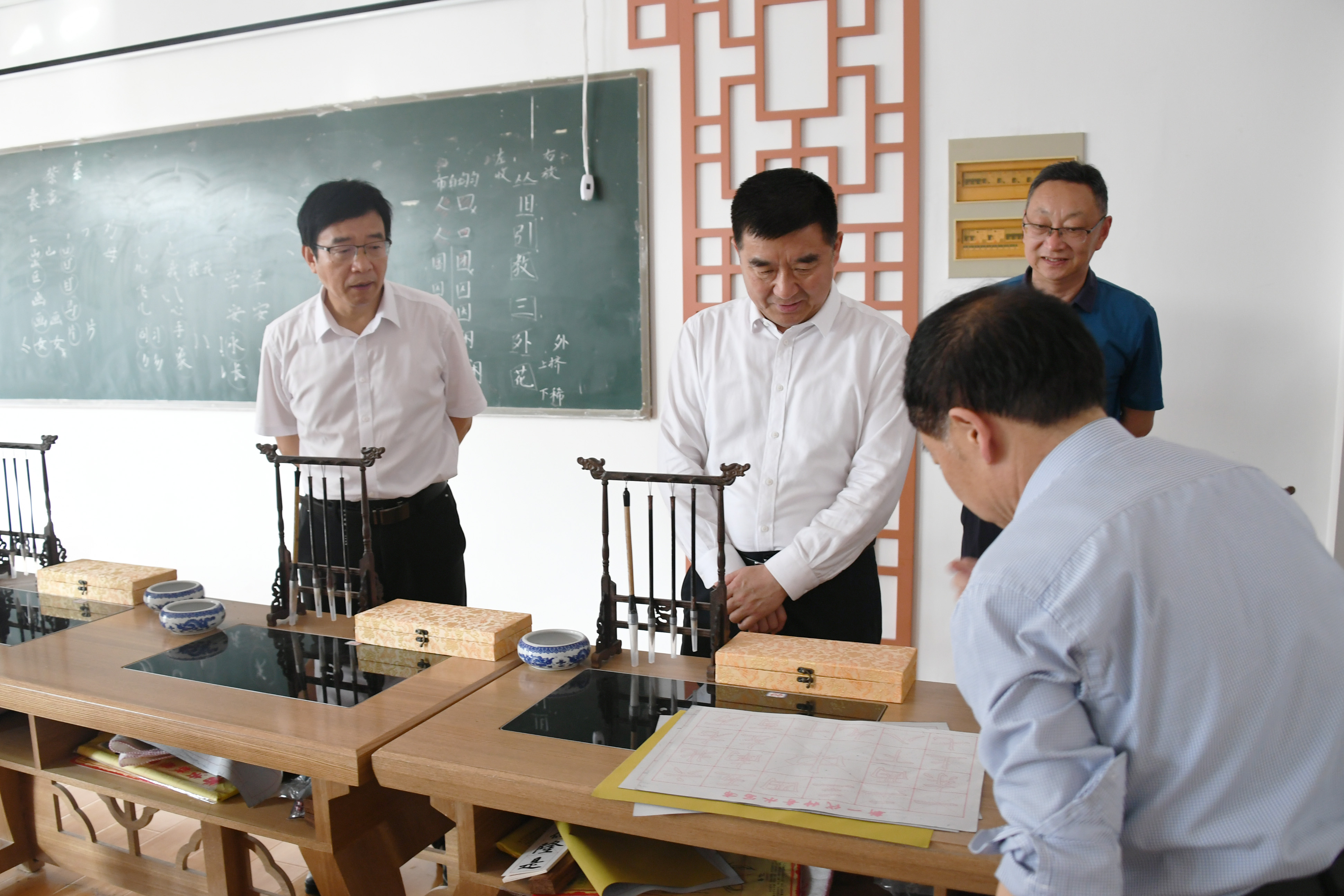 3.查看师范生“三笔字”书法教室.jpg