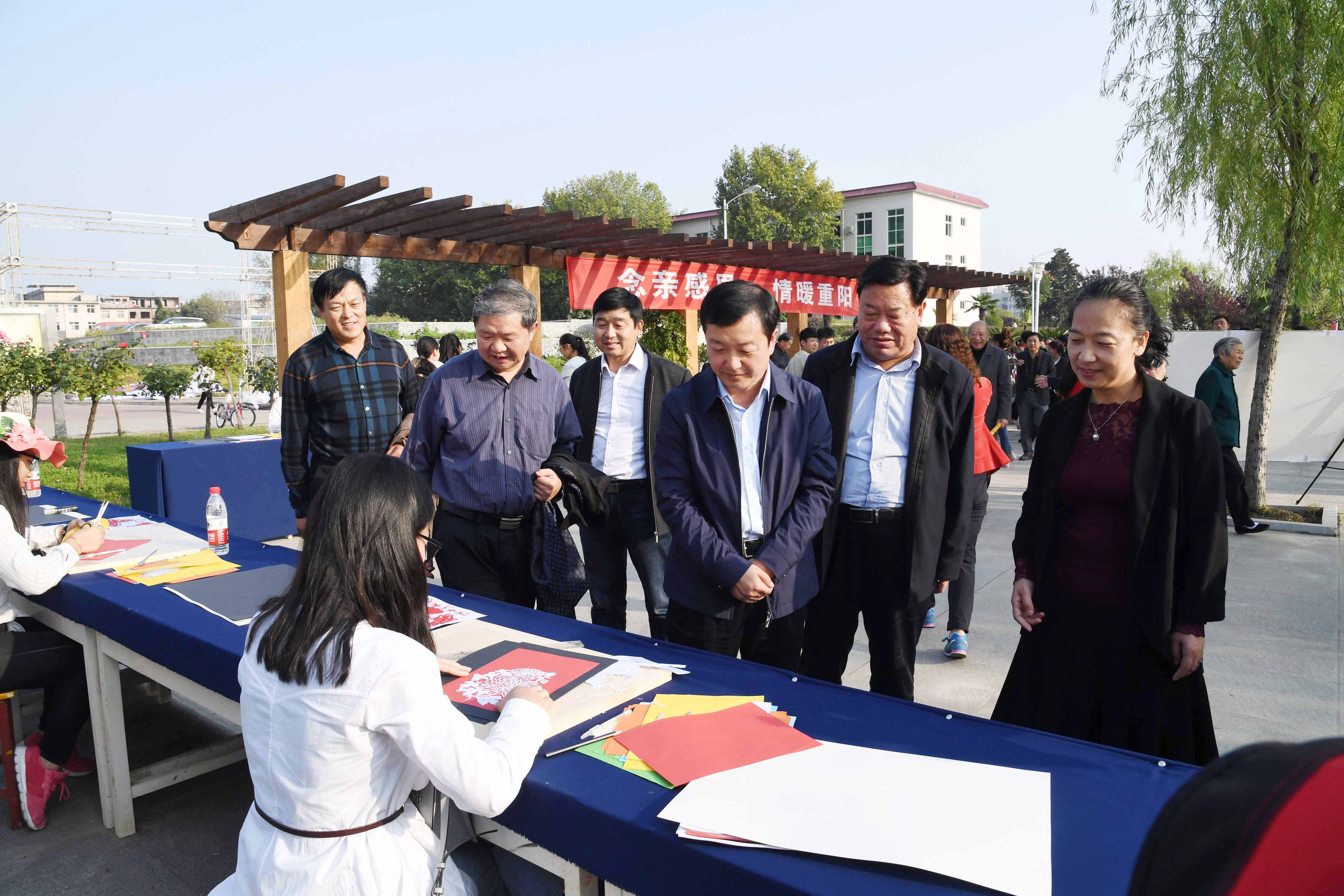 11南阳非物质文化遗产剪纸艺术展示现场.jpg