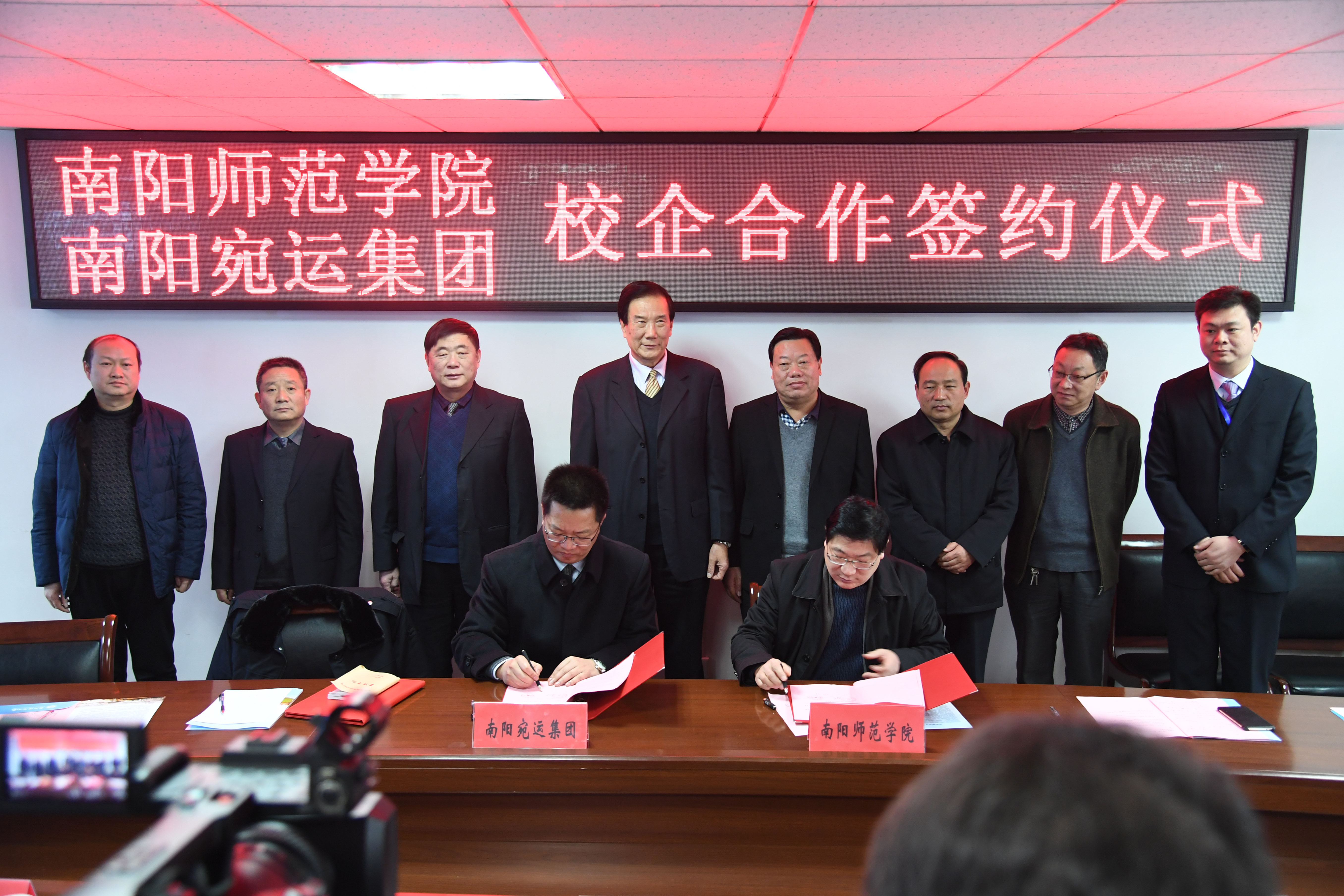 ３卢志文代表学校与宛运集团总经理高风签订校企合作协议.JPG