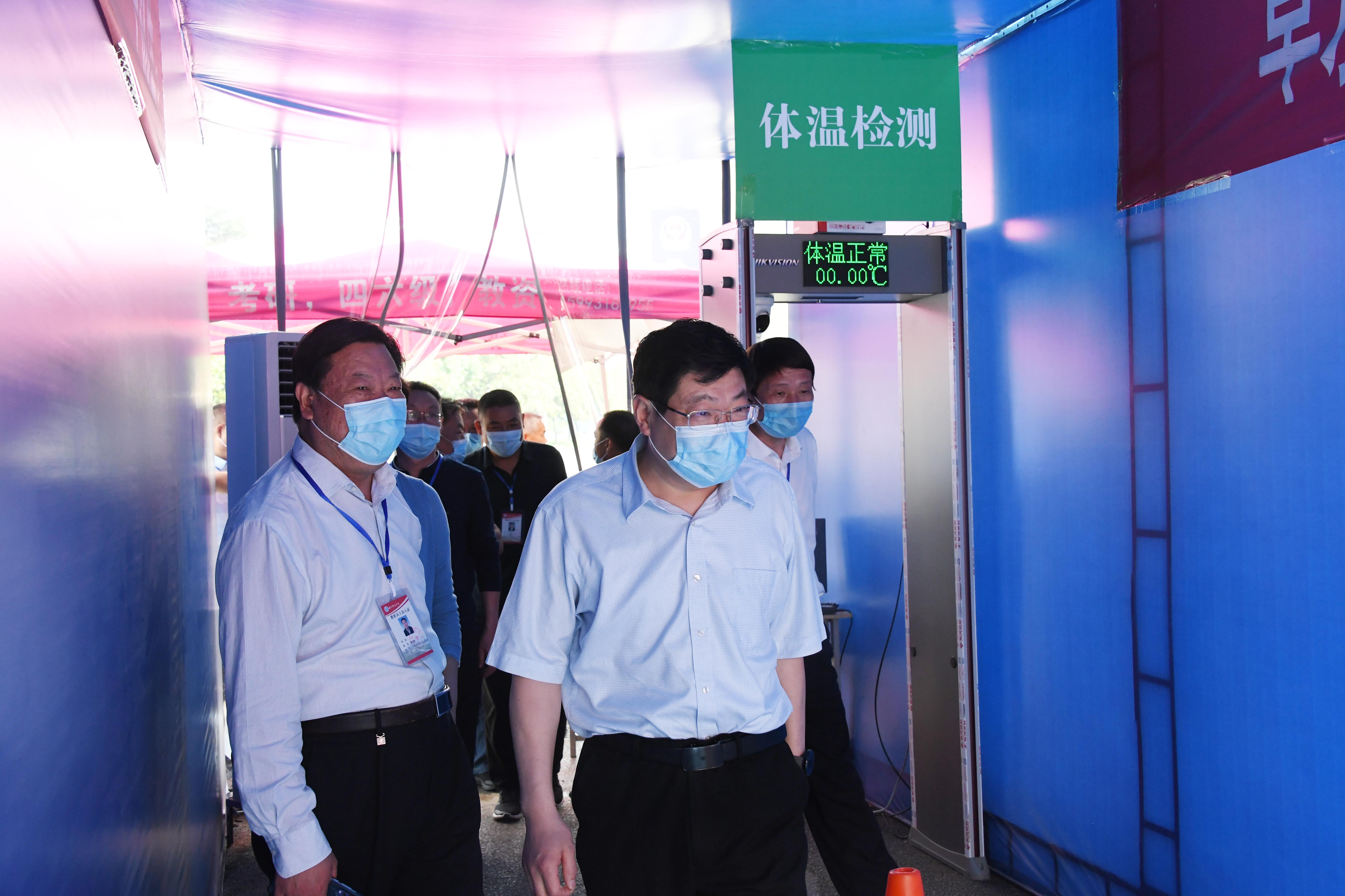 2校领导一行在校大门外报到现场.JPG