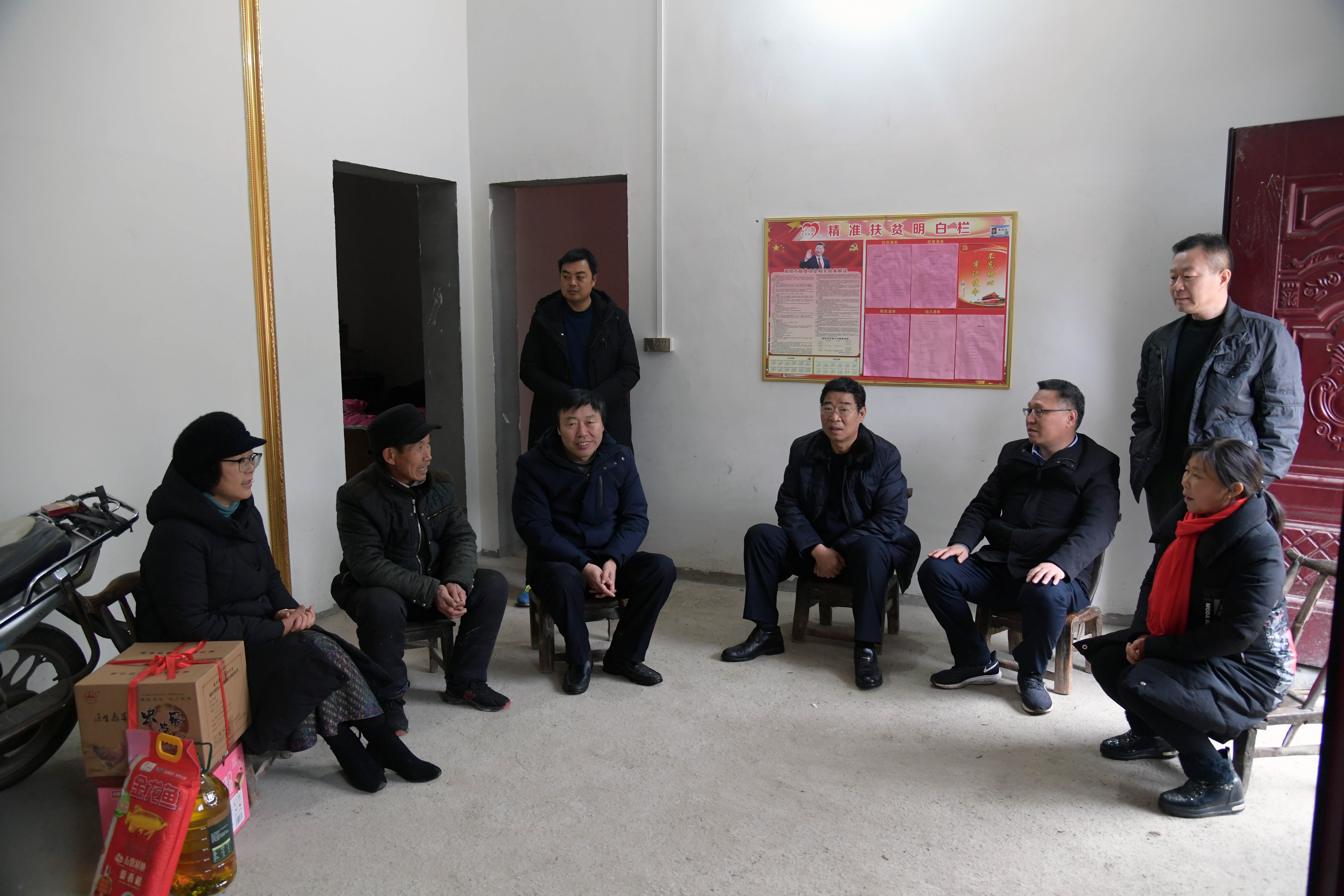 校领导与贫困户亲切交流.JPG