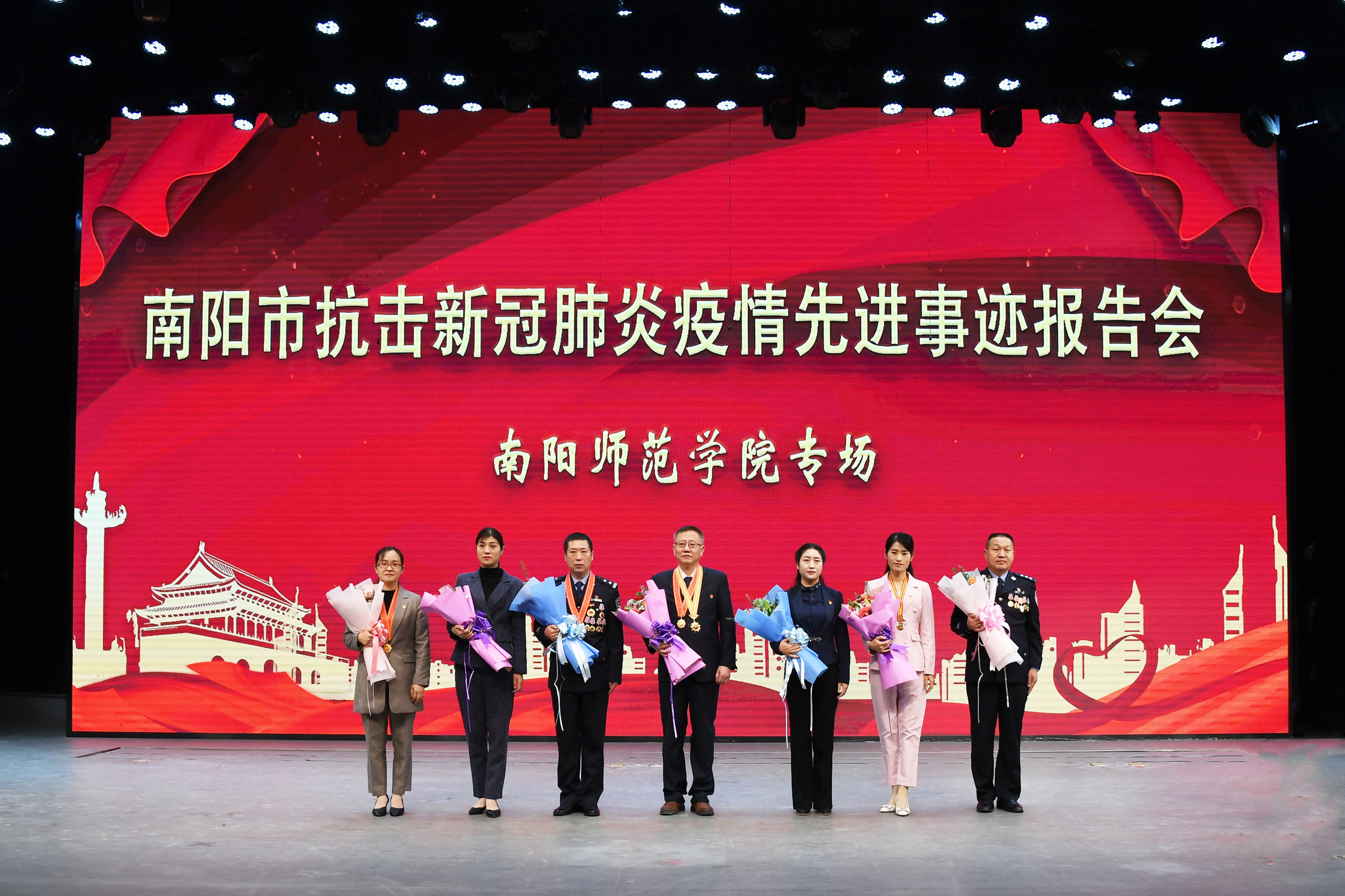 4报告团成员.jpg