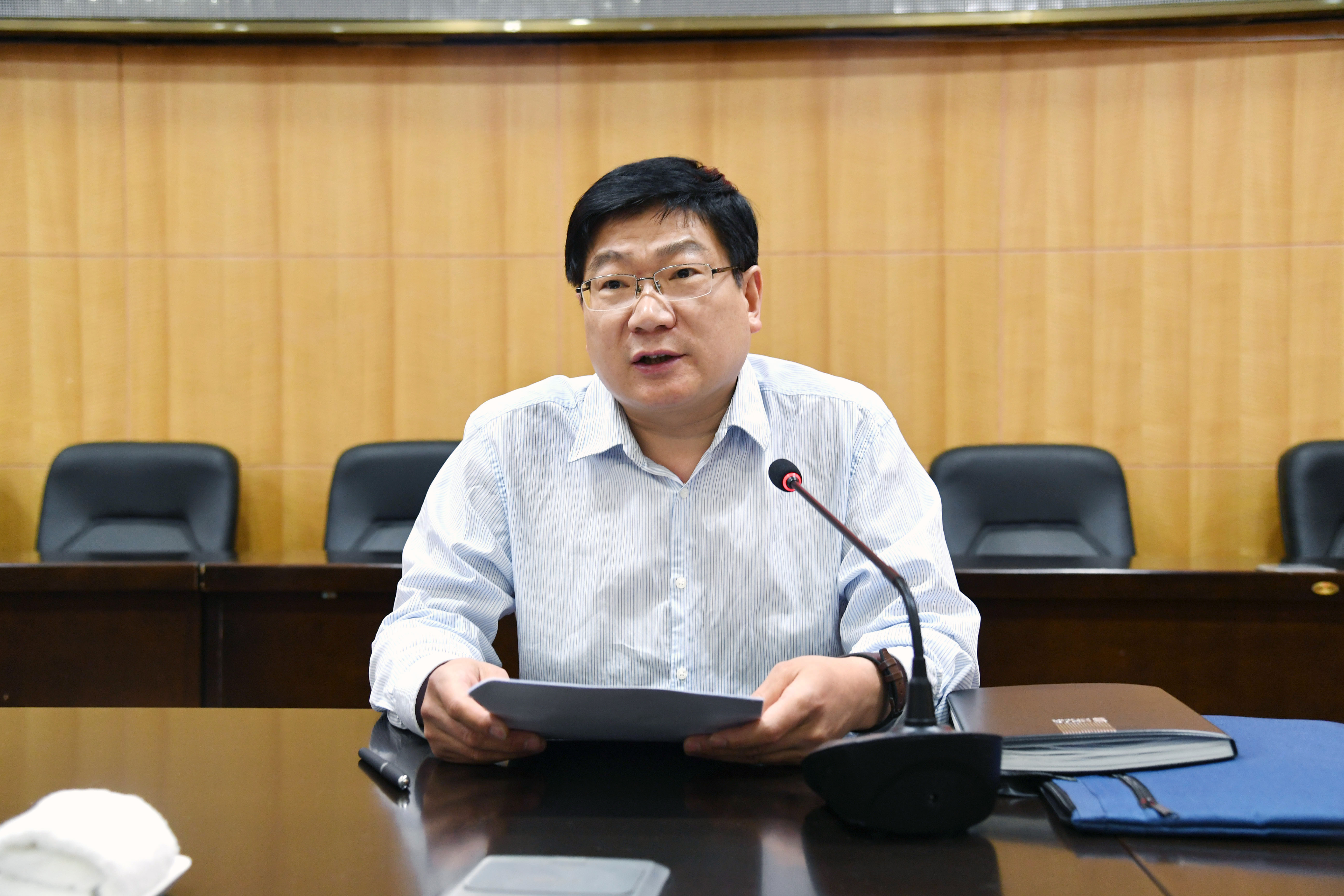 3校长卢志文主持报告.JPG