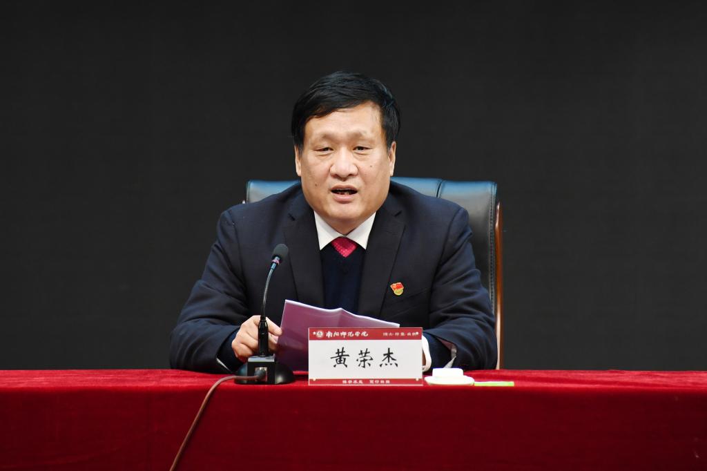 8校党委书记黄荣杰主持报告会.JPG