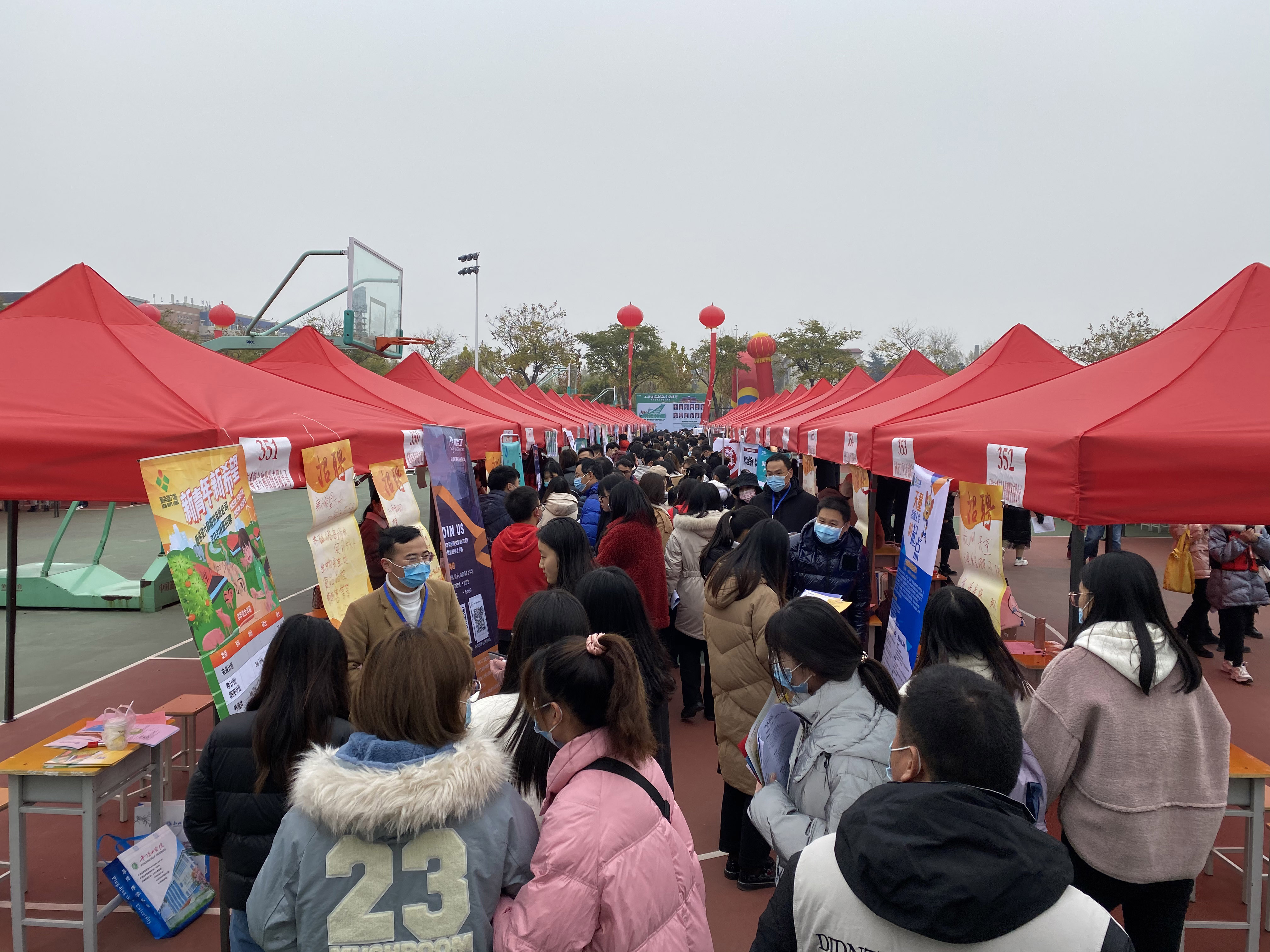 9就业双选会现场.jpg