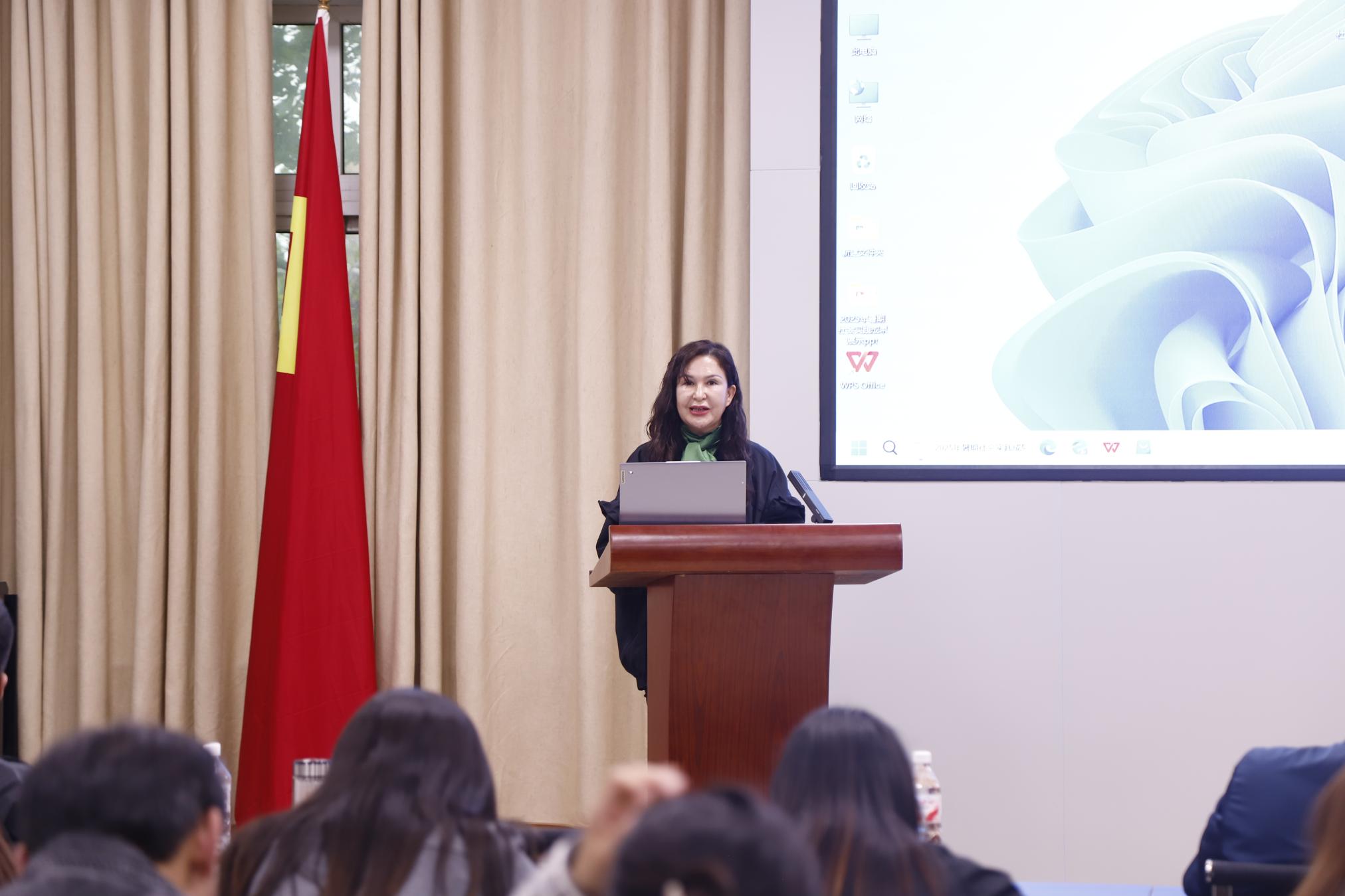 民族团结志愿服务队负责人阿迪拉(2).jpg