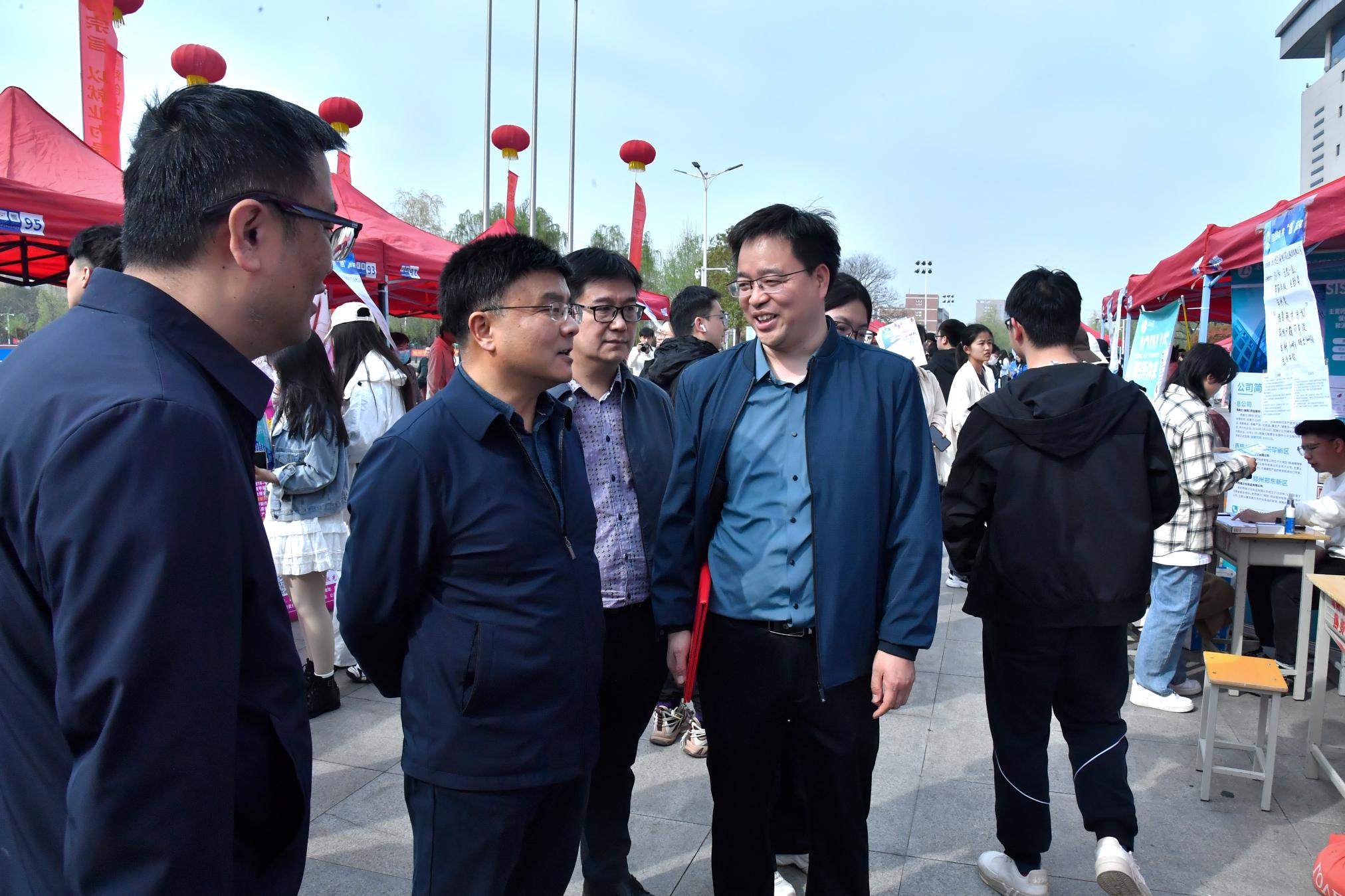 2副校长刘红林调研招聘会现场.jpg