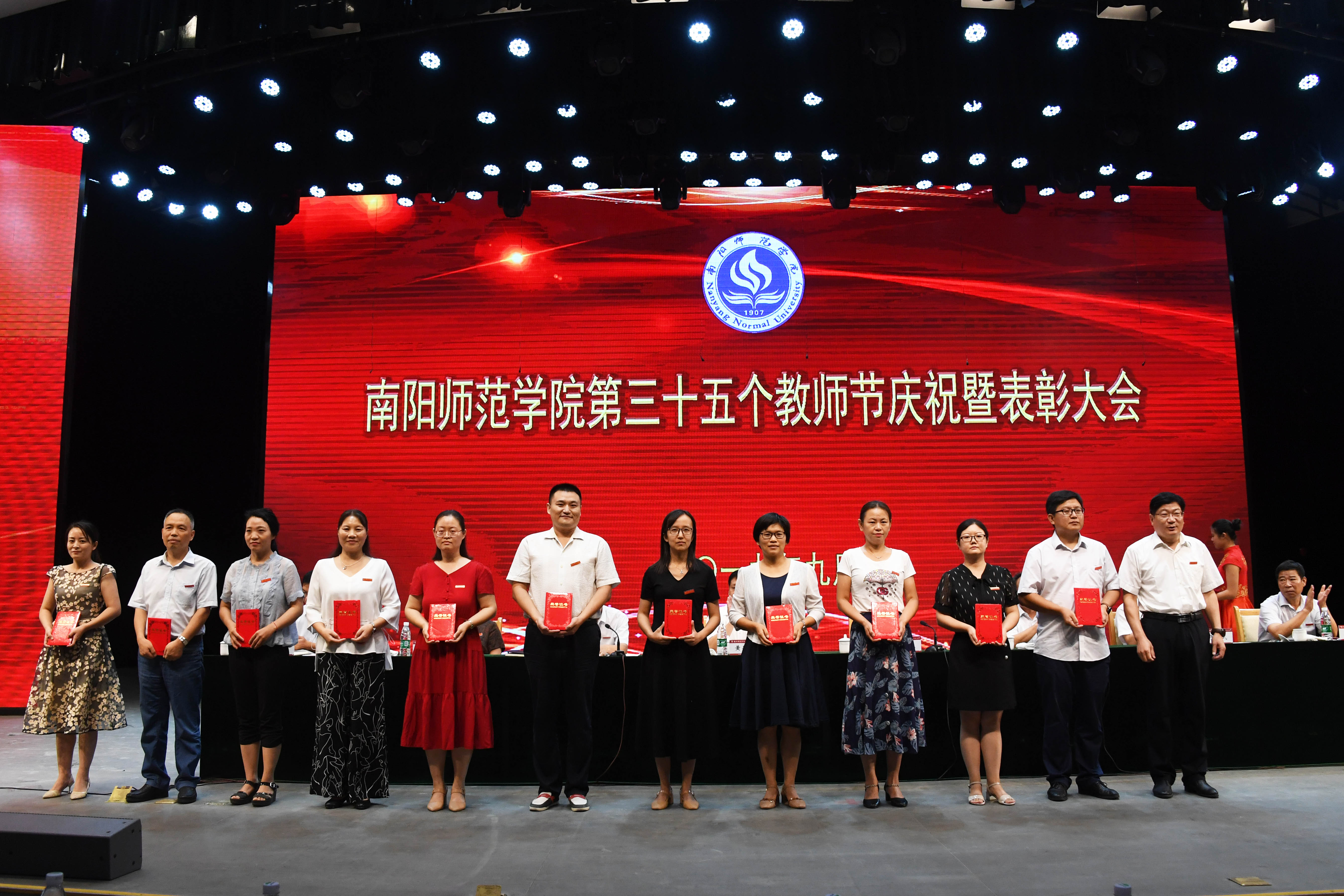 9大会为获得省市级以上荣誉教师代表颁发荣誉证书.jpg
