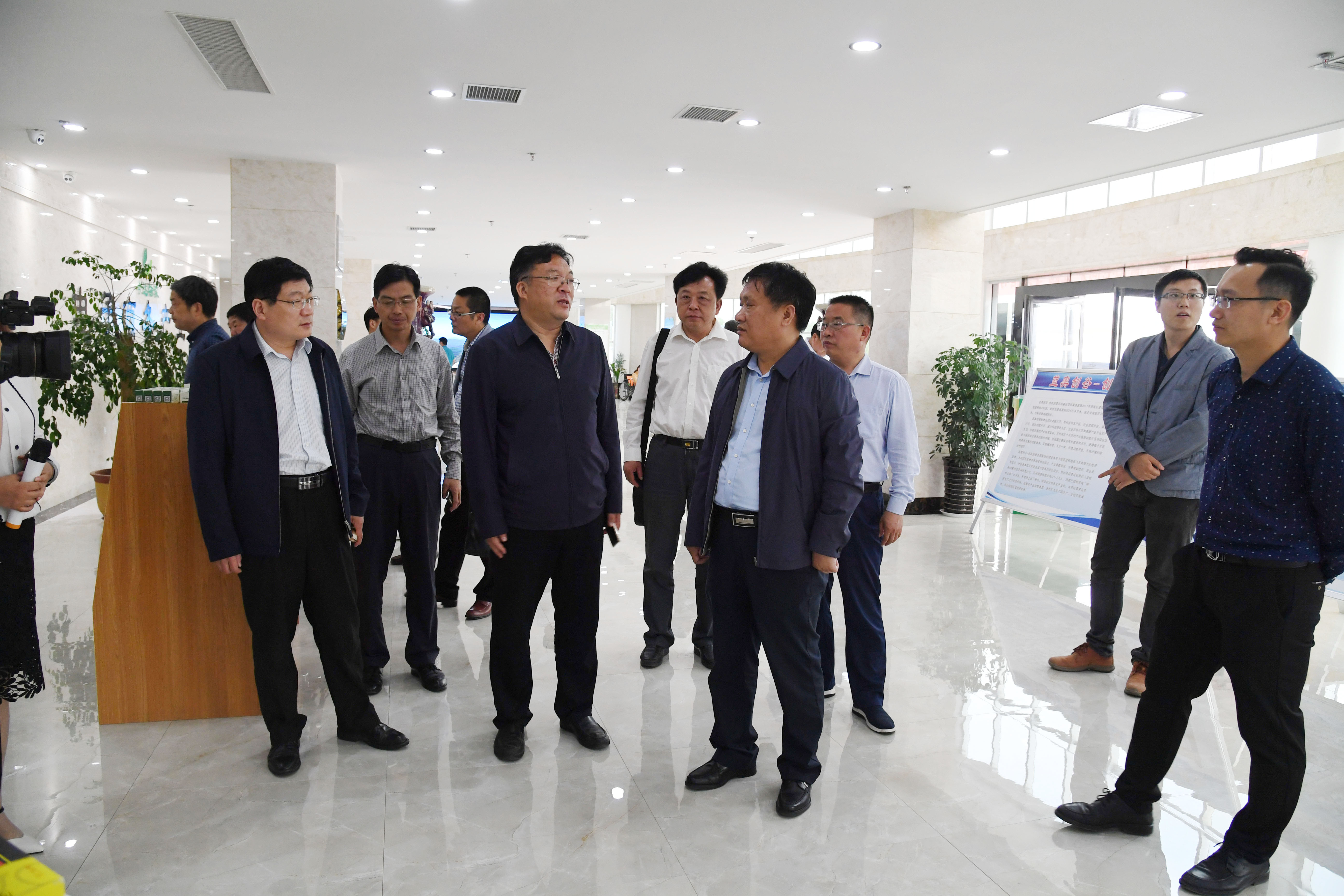 3实地参观考察.JPG