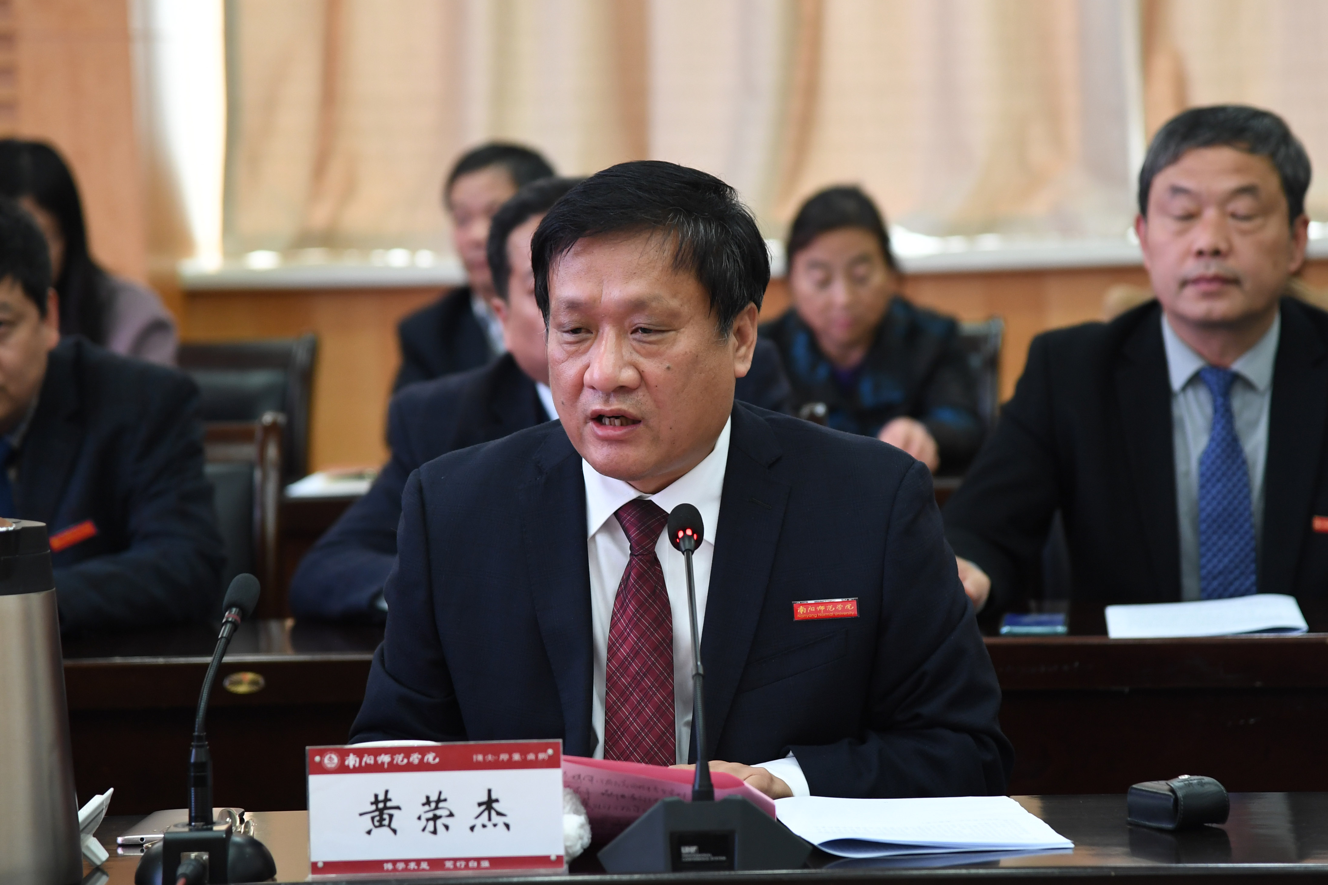 3校党委书记黄荣杰主持会议并讲话.jpg