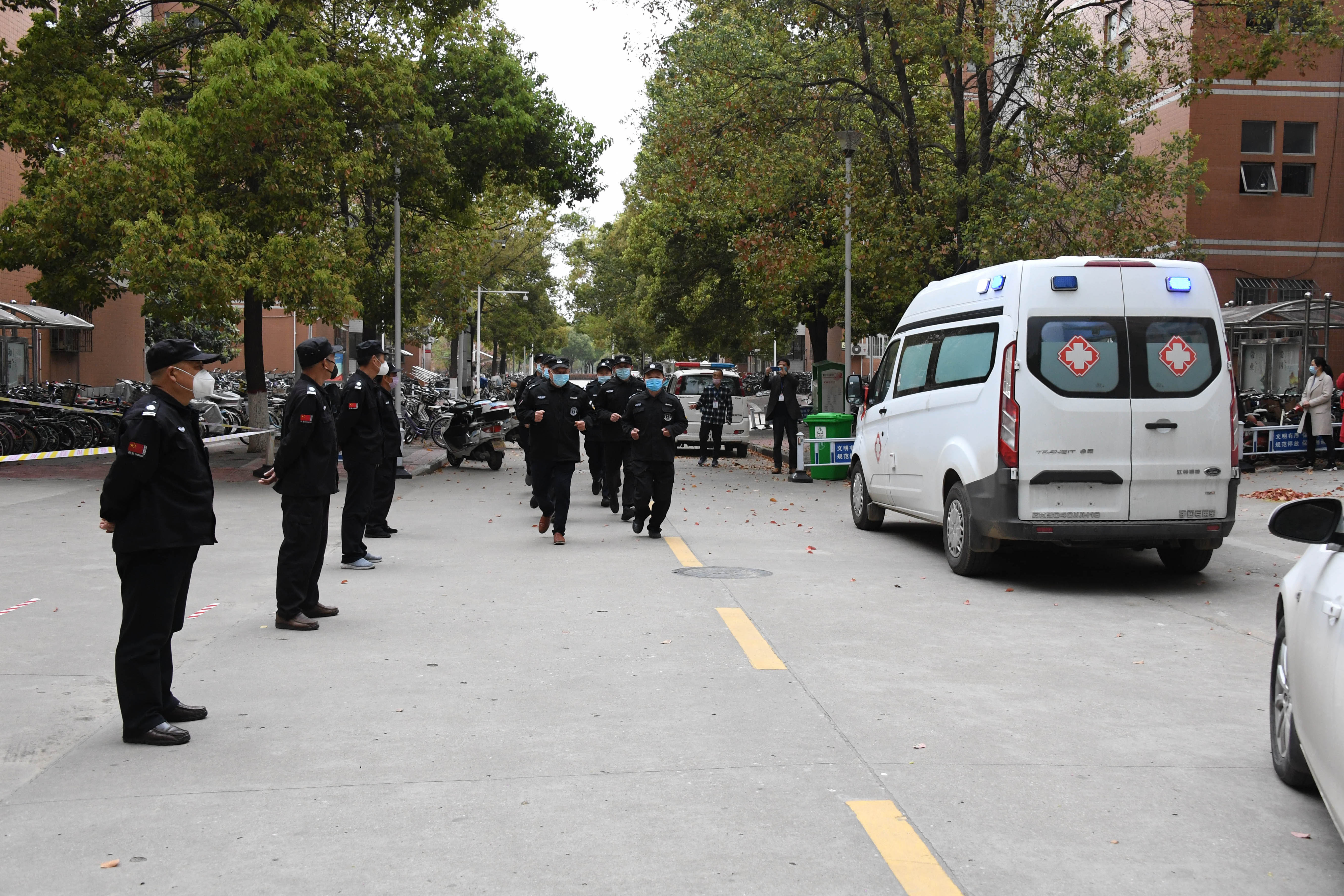 7保卫处封锁现场维持秩序.JPG