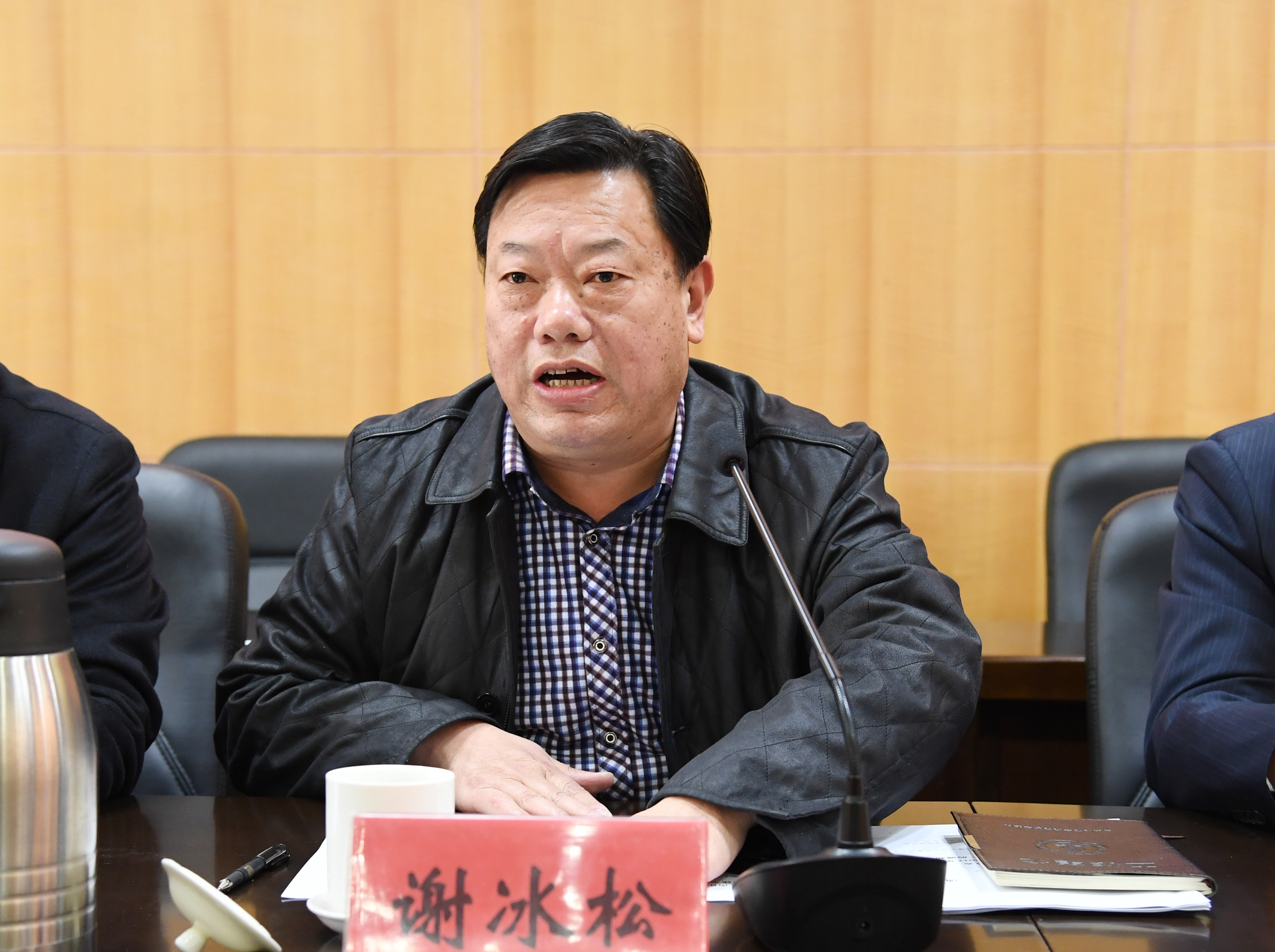 5副校长谢冰松宣读《南阳师范学院2017年创建全国文明单位工作方案》.JPG