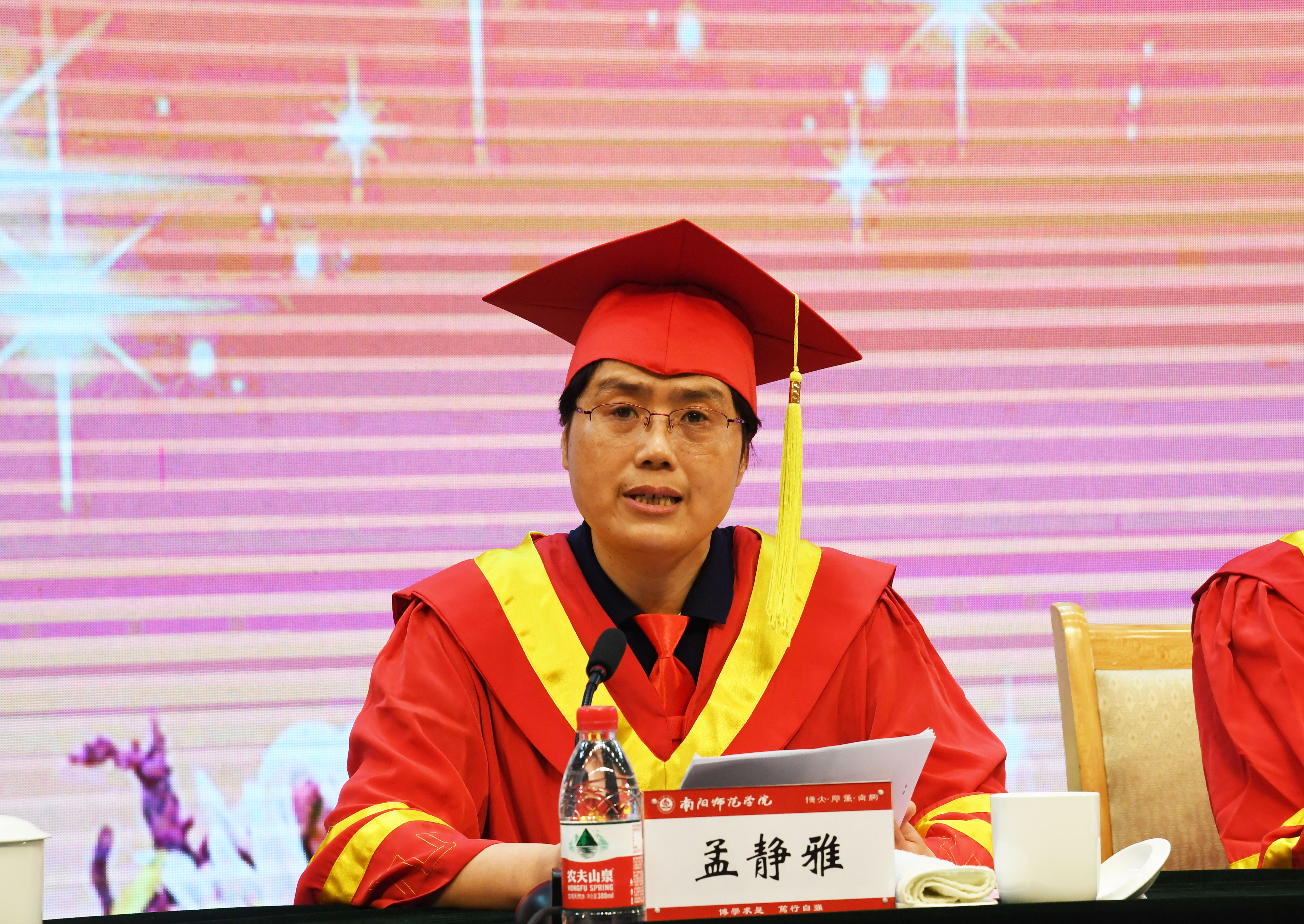 5副校长孟静雅宣读《南阳师范学院关于表彰2018年优秀应届毕业生的决定》.JPG