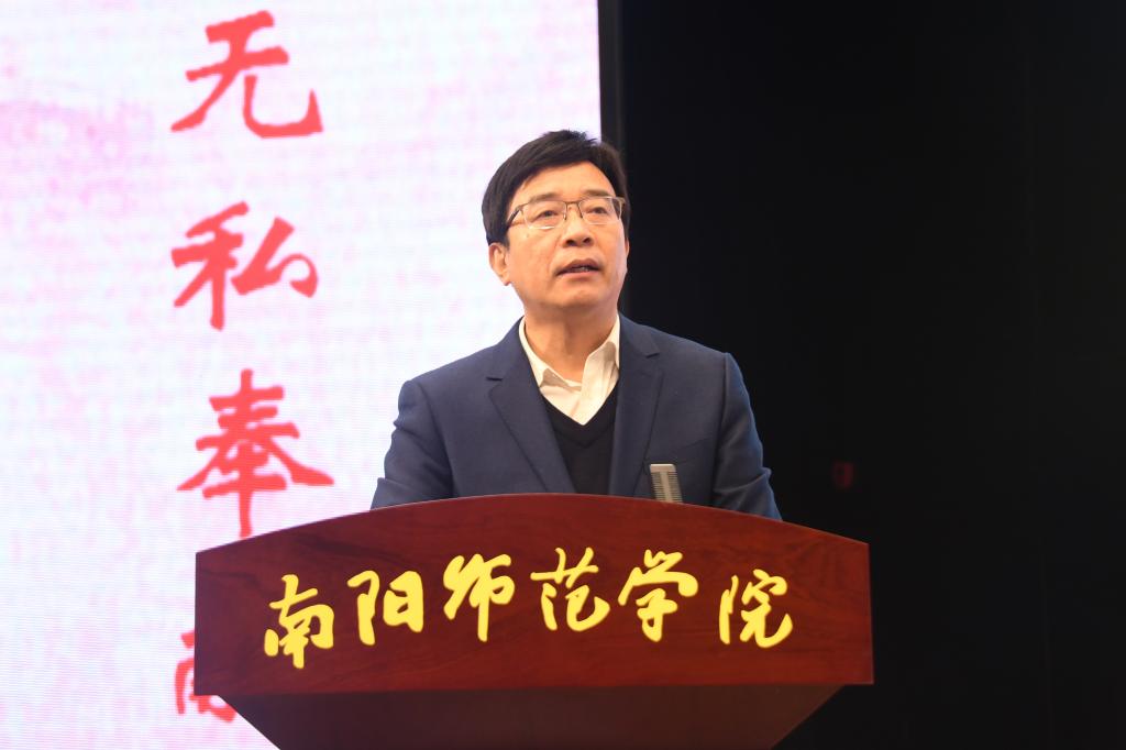 4校长张宝锋主持报告会.jpg
