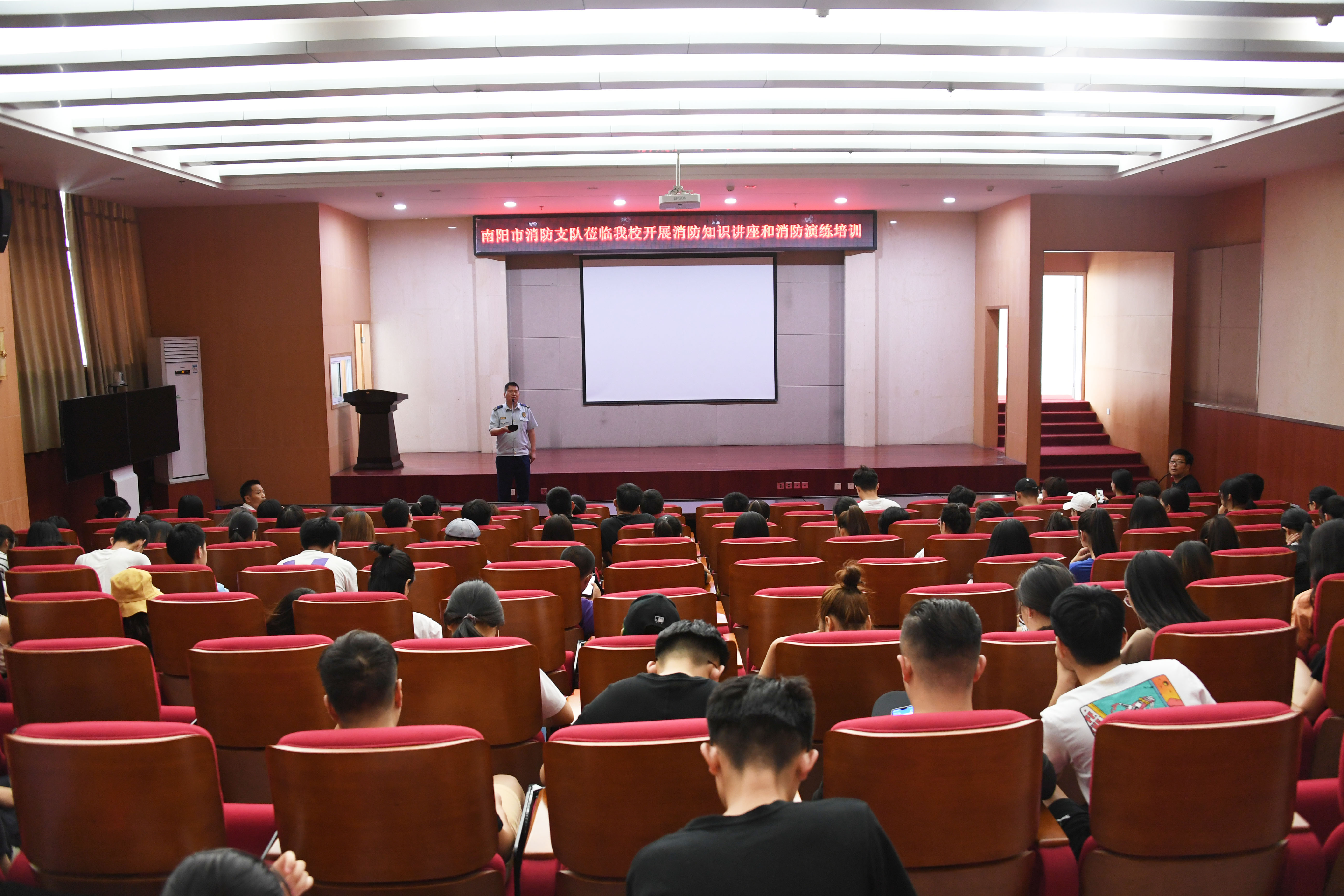 jpg本网讯(娄玮琪  王耀祖/文  学生记者  彭淅玮/图)为进一步提升我